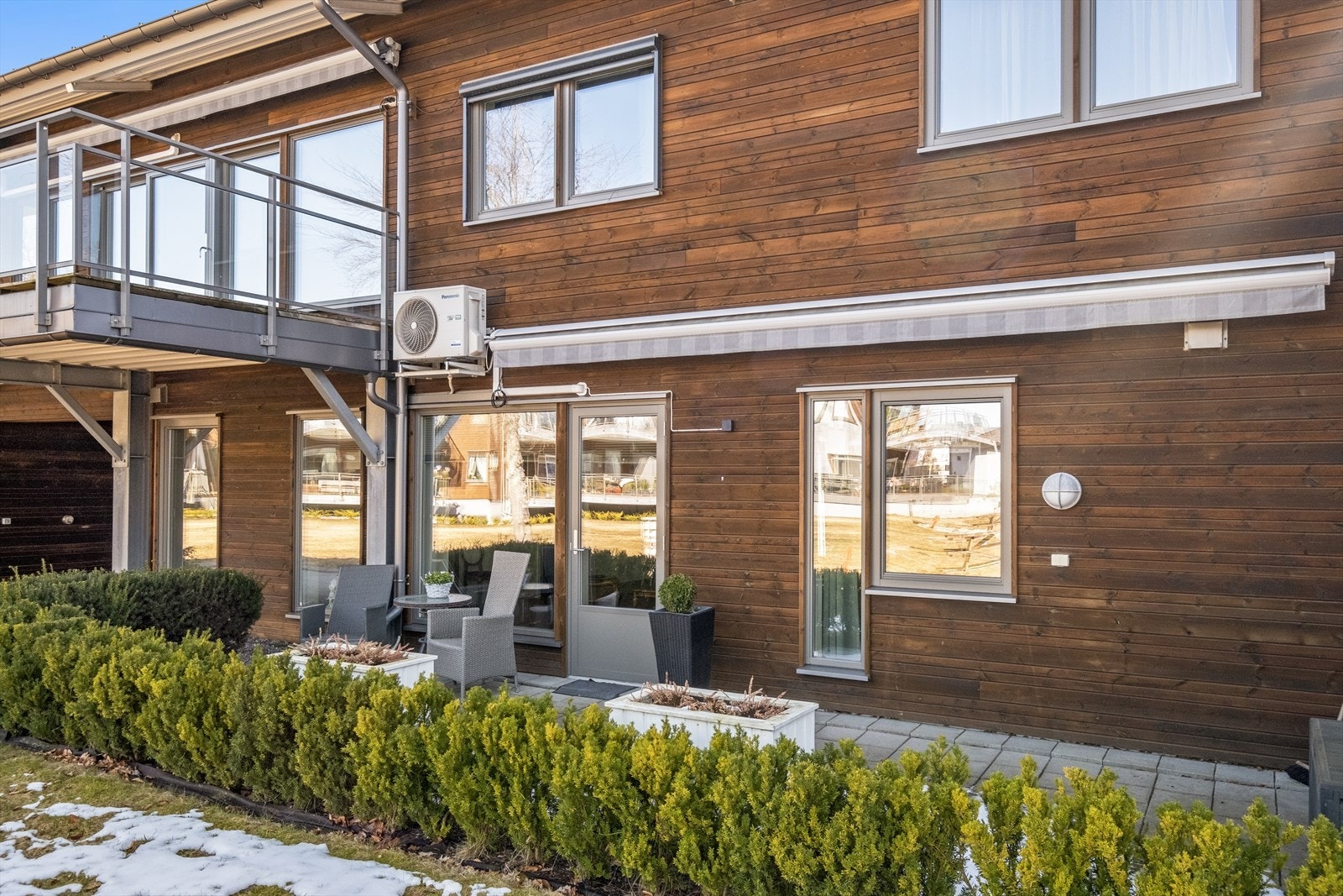 Terrasse med gode solforhold og stor elektrisk markise Galleribilde