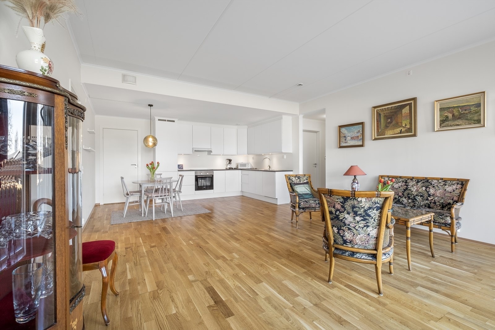 Plass til flere sitte- og spisegrupper. Så her er det plass til å invitere nære og kjære på en god middag. Galleribilde
