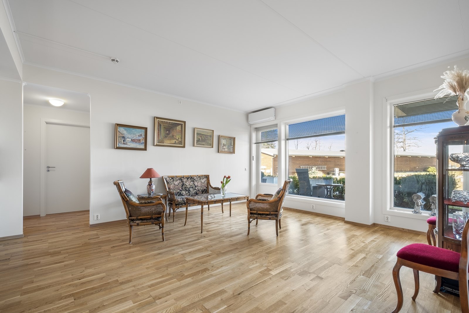 Stuen har utgang til vestvendt terrasse med solrike forhold. Galleribilde