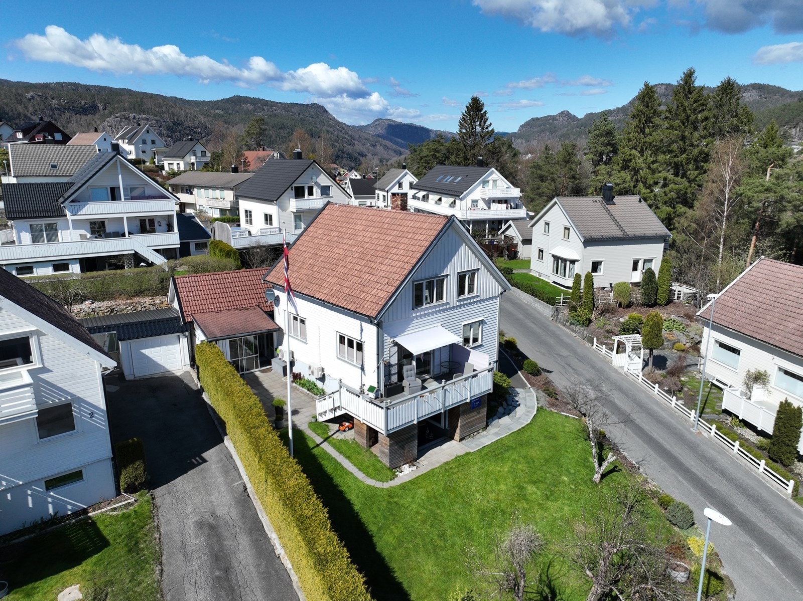 Eiendommen ligger solrikt til i et etablert og populært boligområde på Uenes! Galleribilde