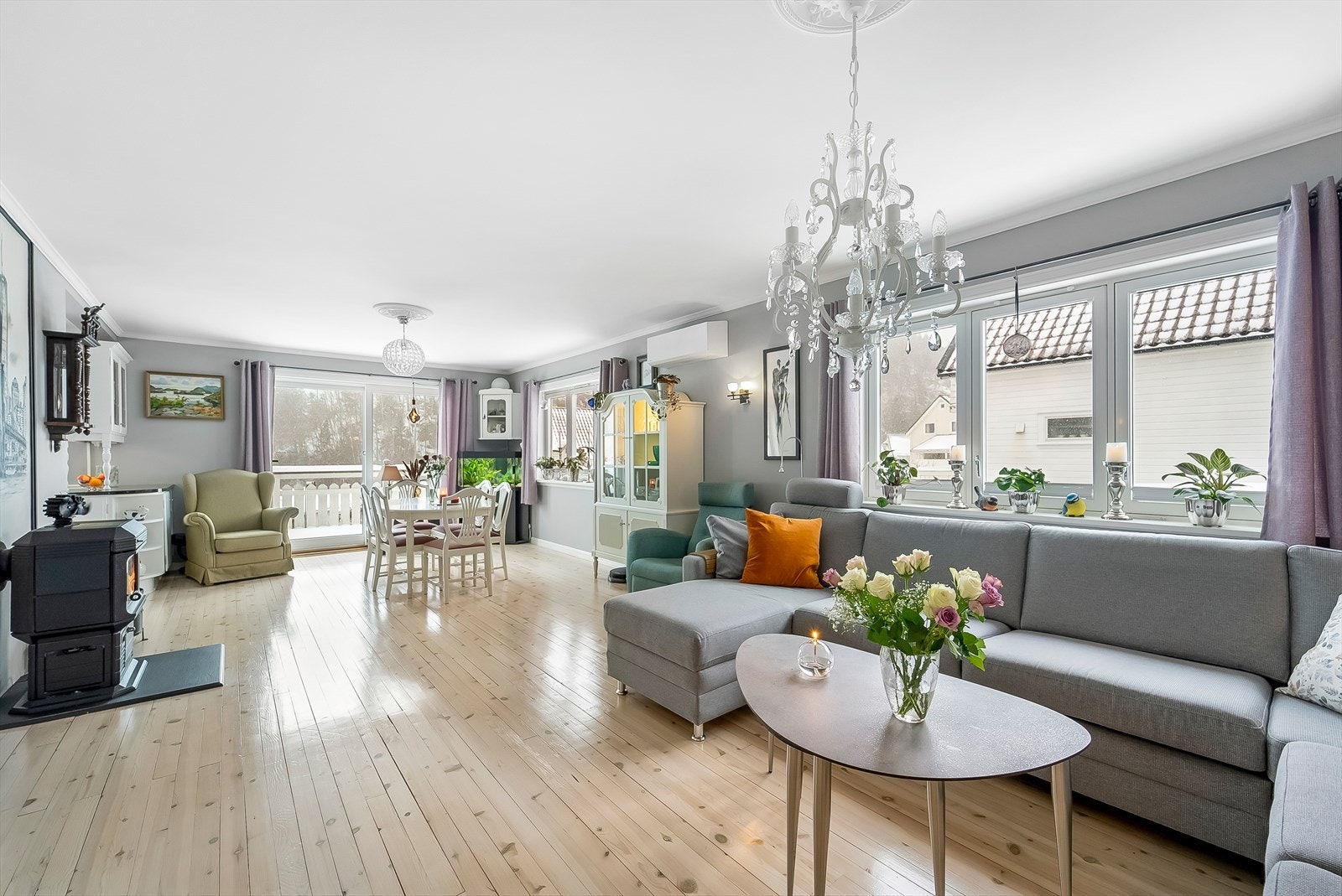 Lys og romslig stue med gode møbleringsmuligheter. Galleribilde