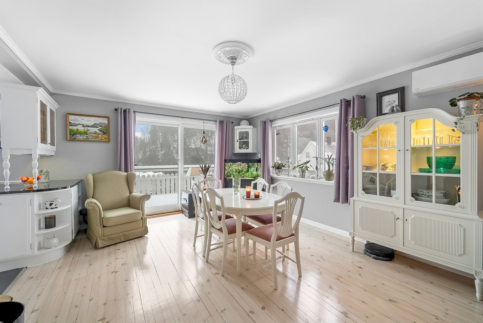 Herfra har du utgang til veranda og hage. Galleribilde