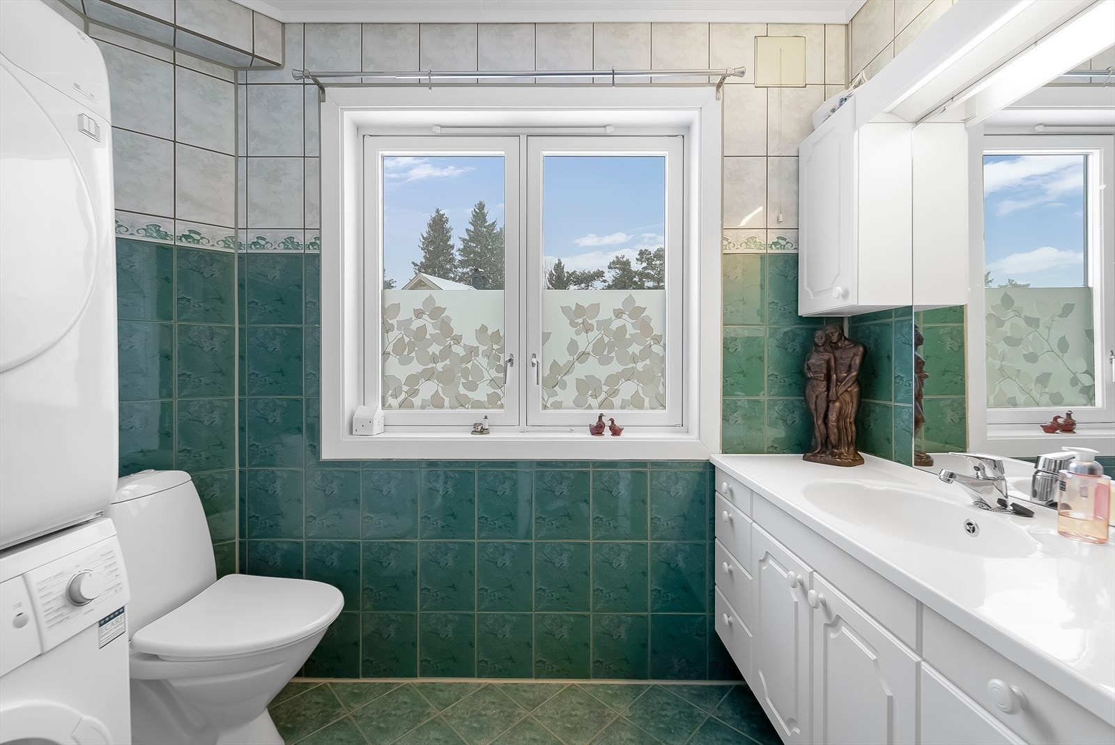 Fliselagt bad/vaskerom i hovedetasjen. Galleribilde