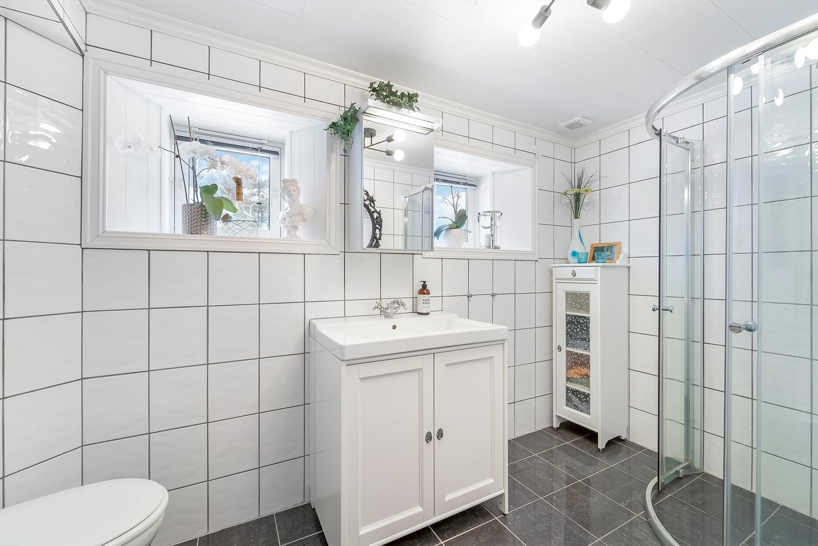 Fliselagt bad i kjelleretasjen med elektriske varmekabler. Galleribilde