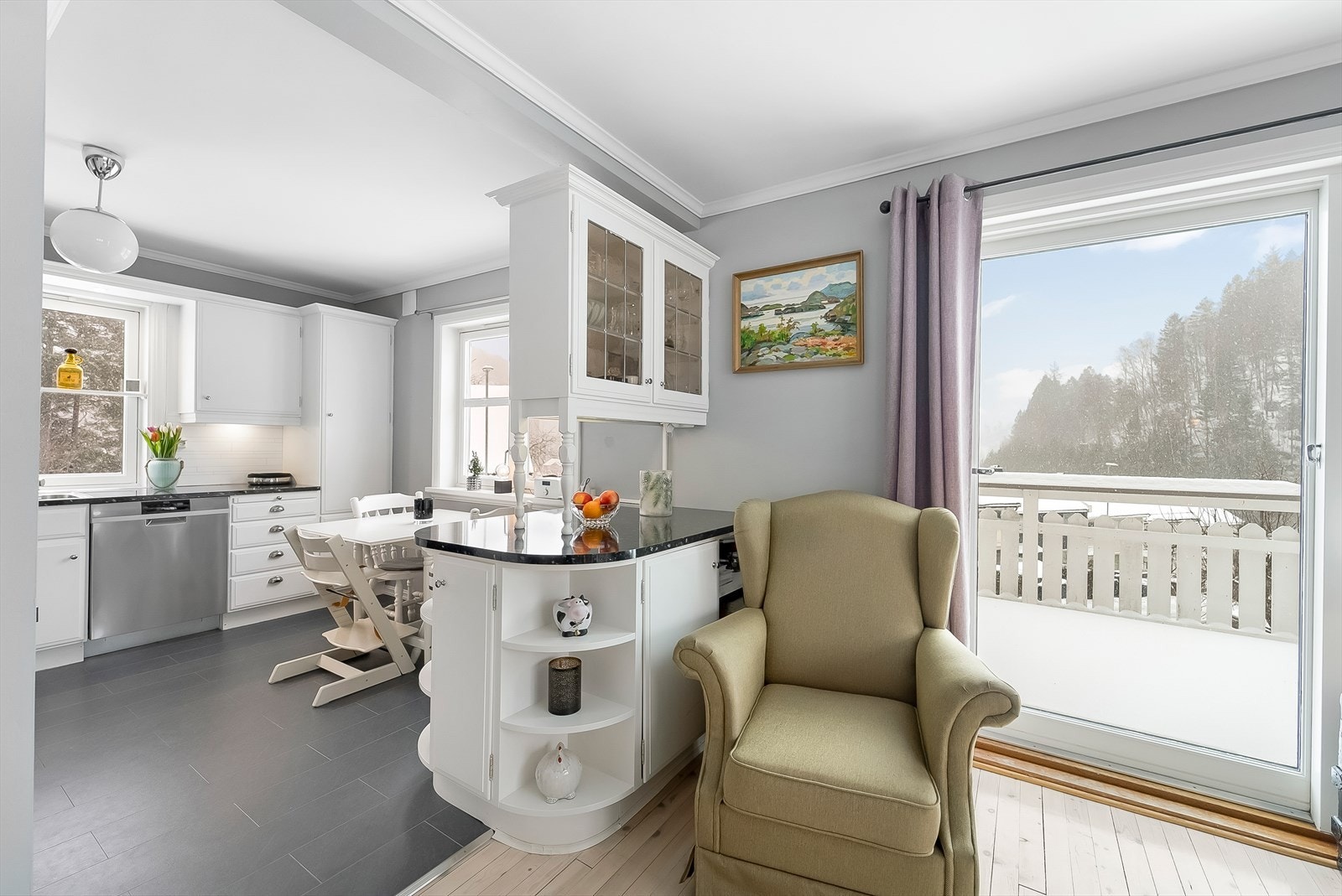 Delvis åpning mot kjøkken. Galleribilde