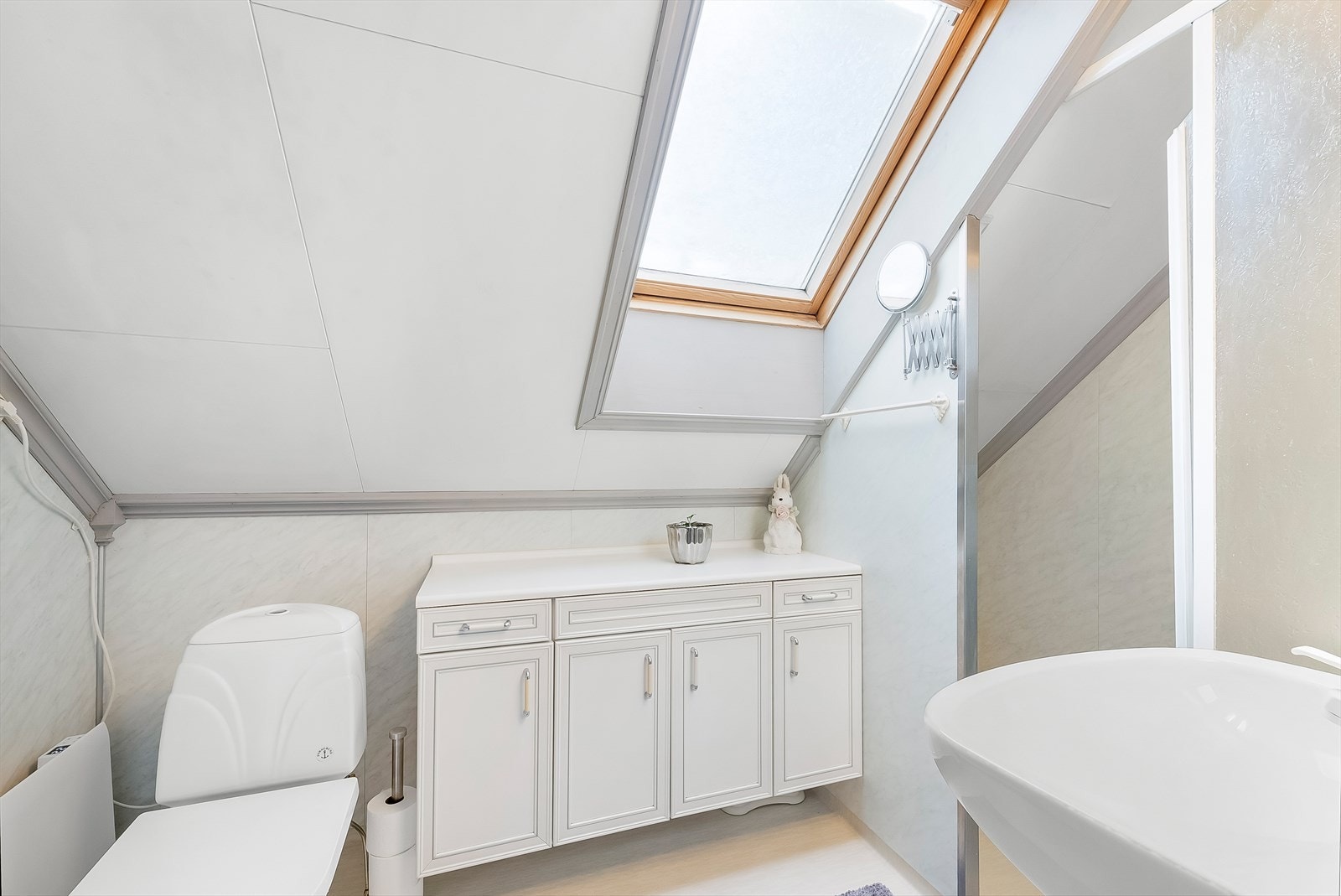 Bad 2. etg. m/dusj, wc og servant. Galleribilde