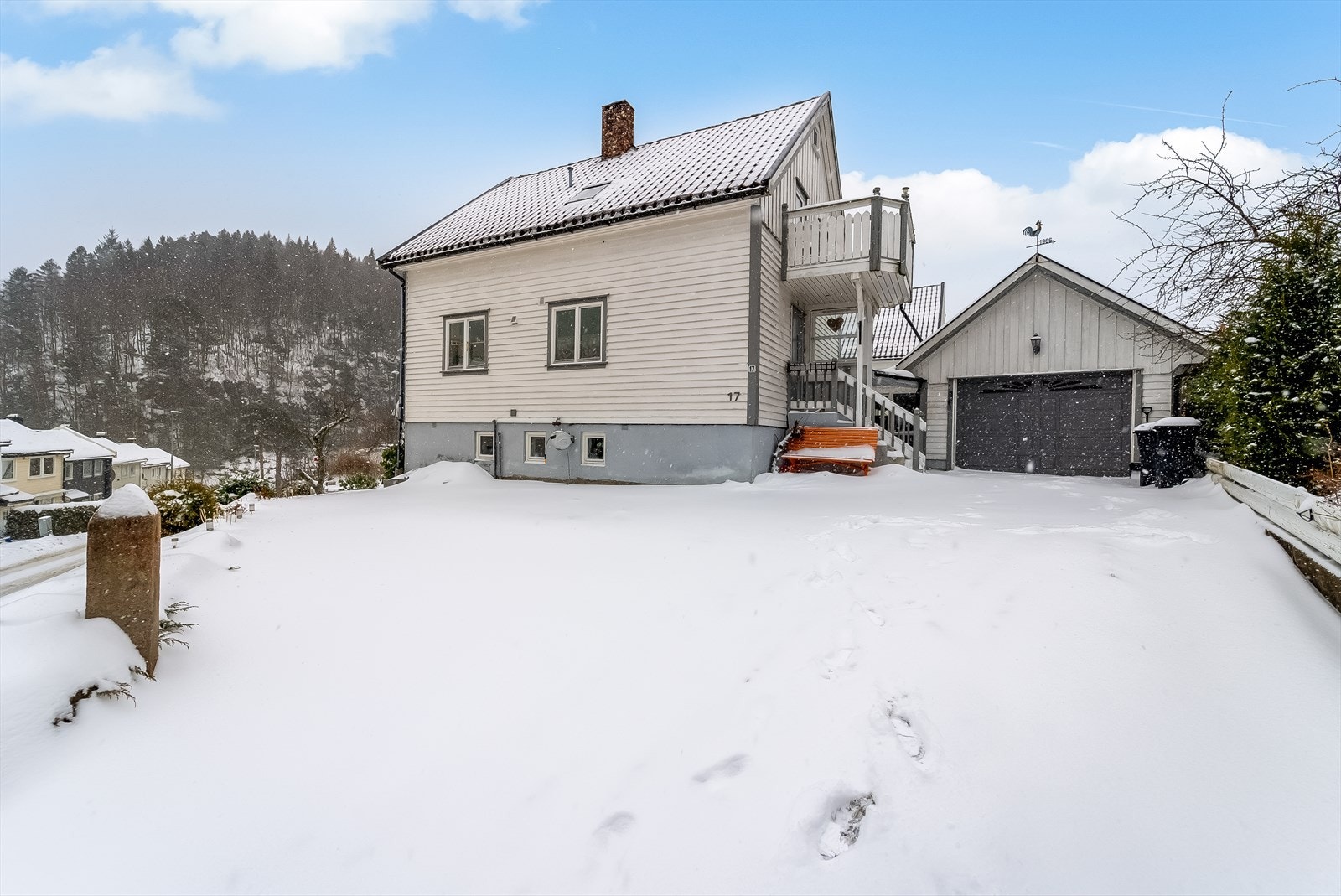 Stort asfaltert gårdsrom med god parkeringsplass i tillegg til garasje. Galleribilde