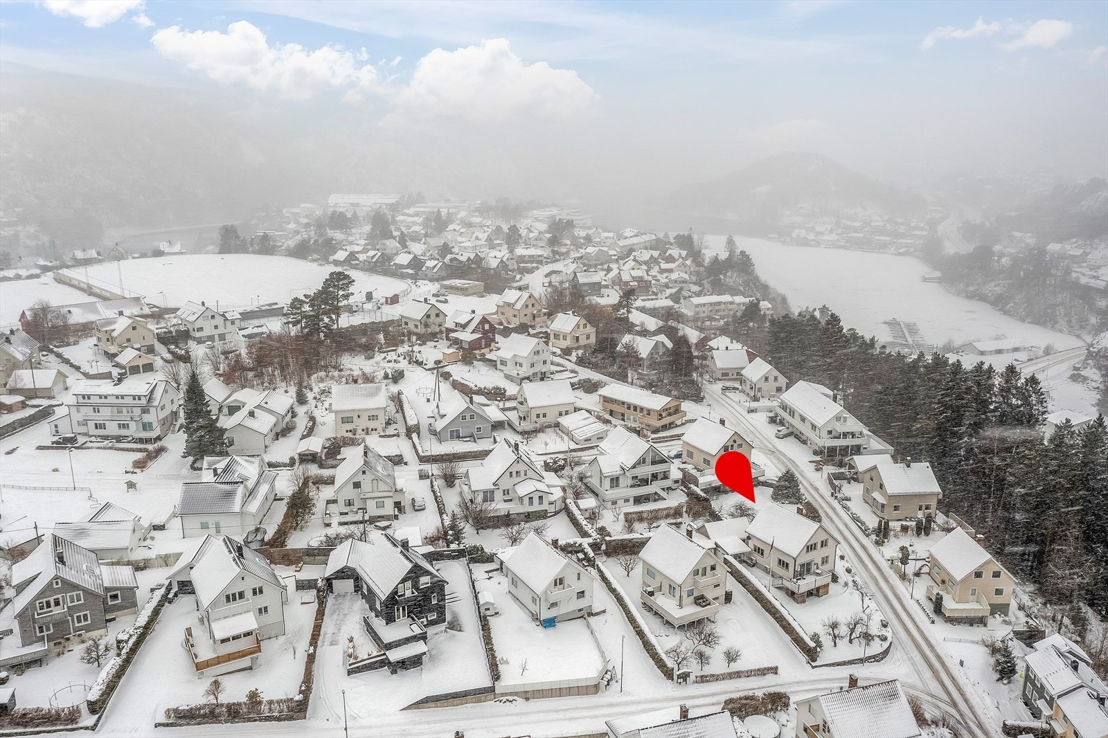 Fra boligen har du gangavstand til bl.a. sentrum, skoler, fotballbane, flerbrukshall m.m Galleribilde