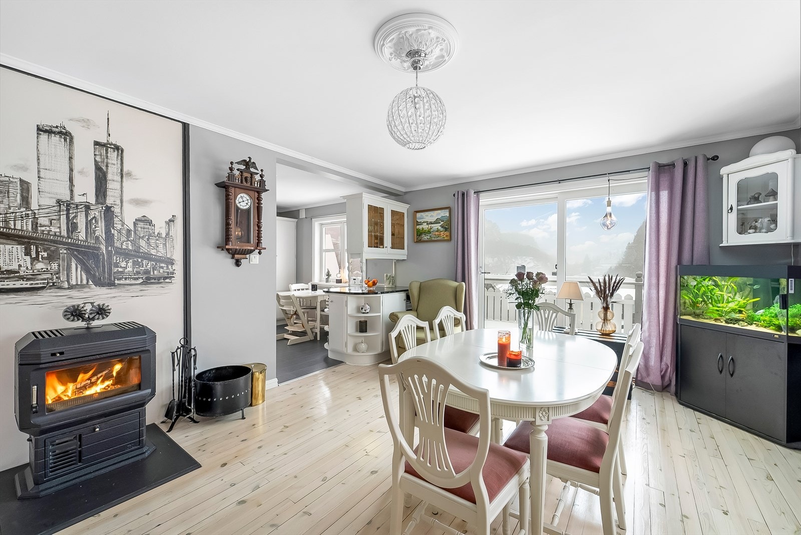 I stua er det både peisovn og varmepumpe. Galleribilde