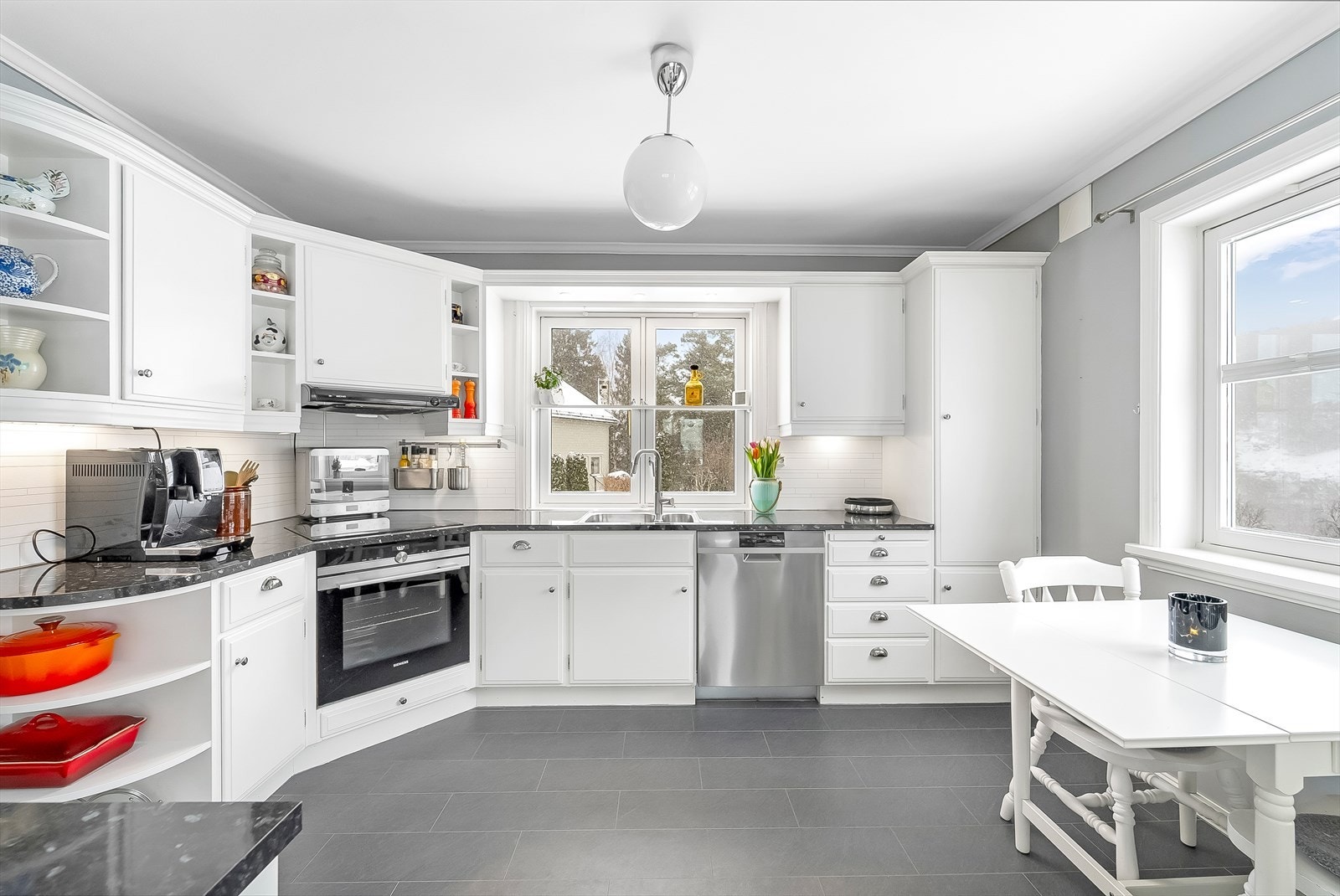 Tidløs kjøkkeninnredning med integrert komfyr og stekeplate. Galleribilde