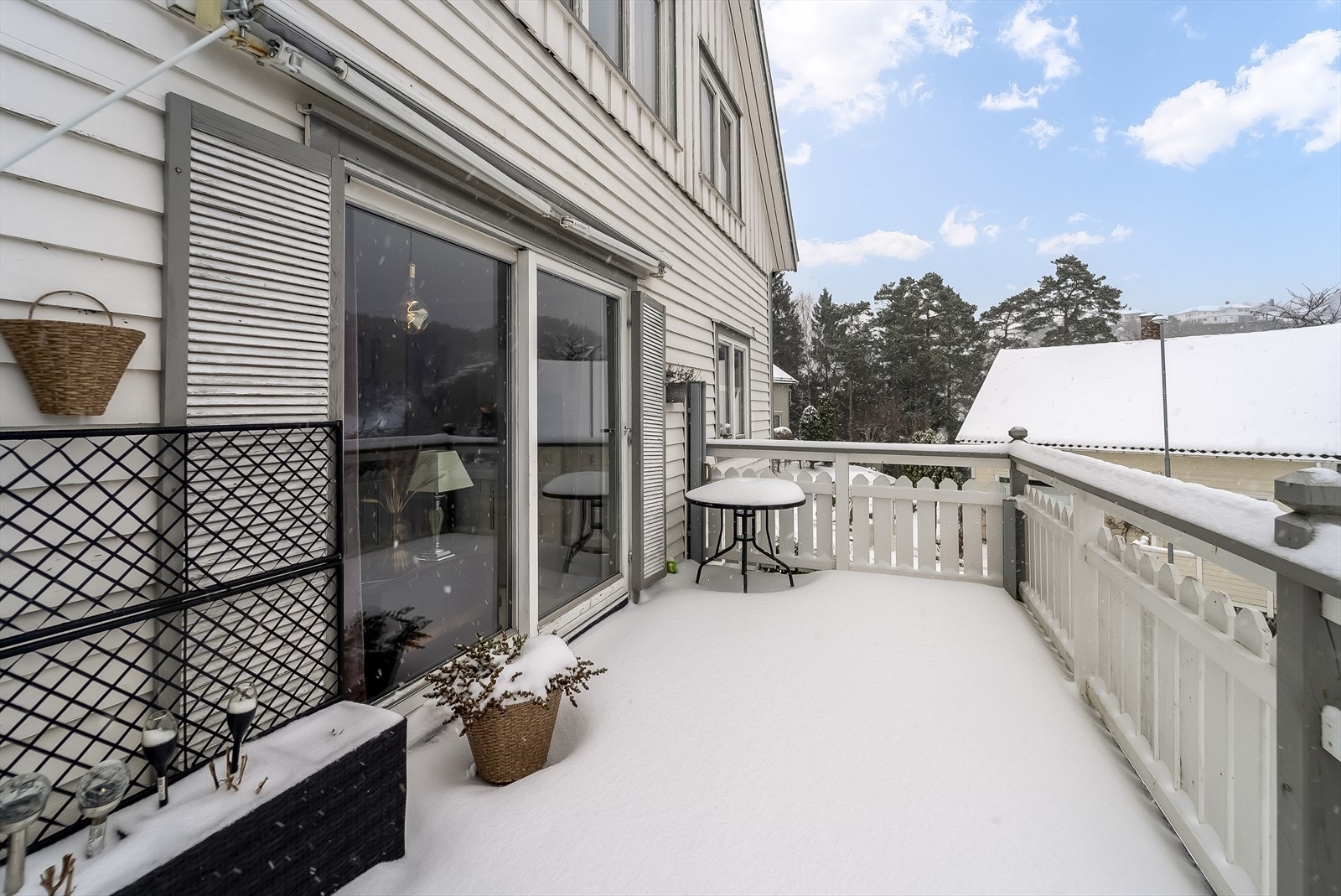 Fra stua har du adkomst til veranda hvor det er installert markise og uttrekkbar levegg. Galleribilde