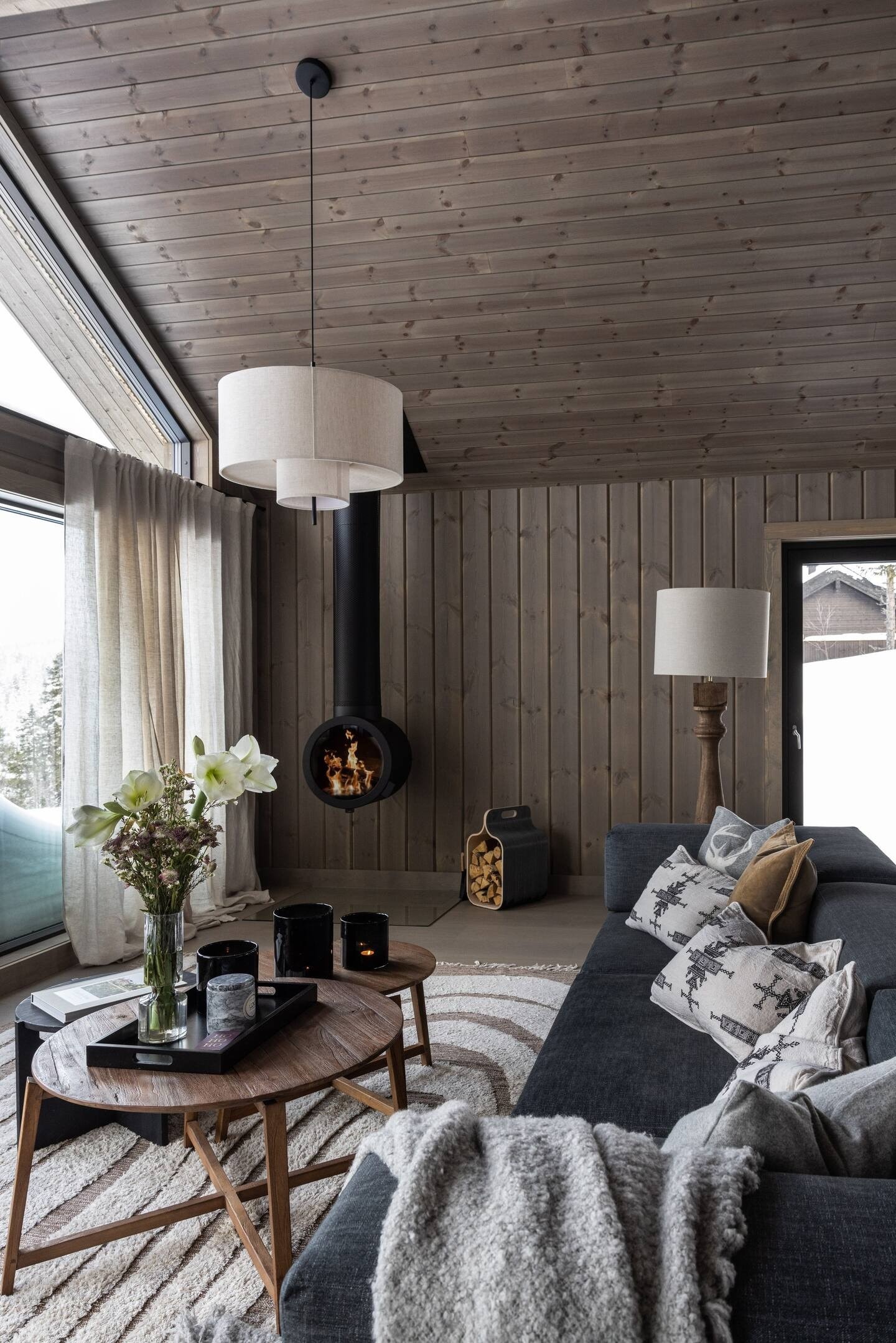 stue med koselig peis Galleribilde