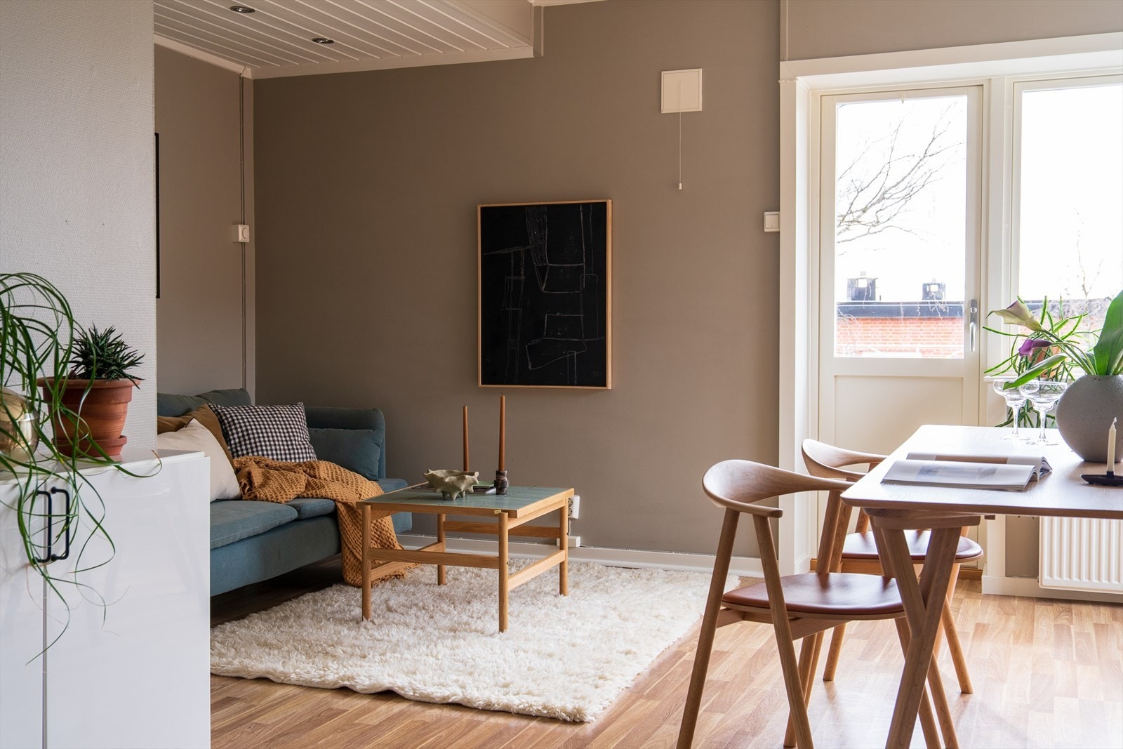 Leiligheten er godt tilpasset et sosialt liv, med innredning i forskjellige soner. Galleribilde