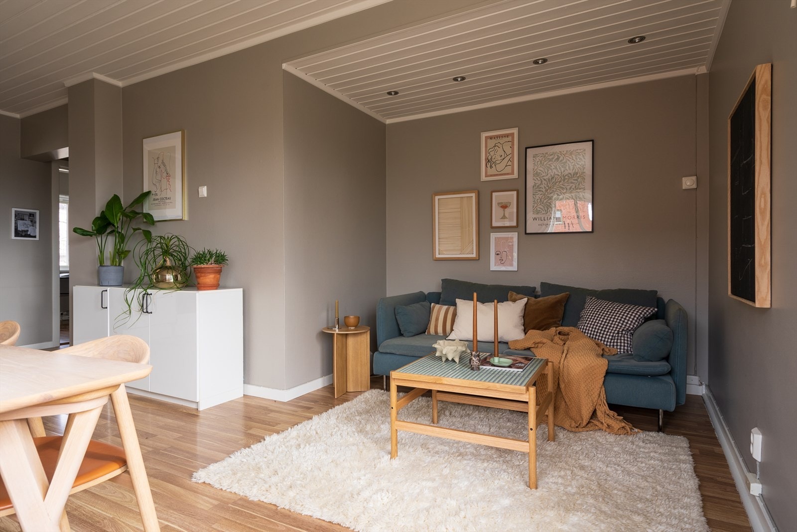 Gulvene i leiligheten er belagt med laminatgulv og innvendige vegger er malte slette flater. Galleribilde