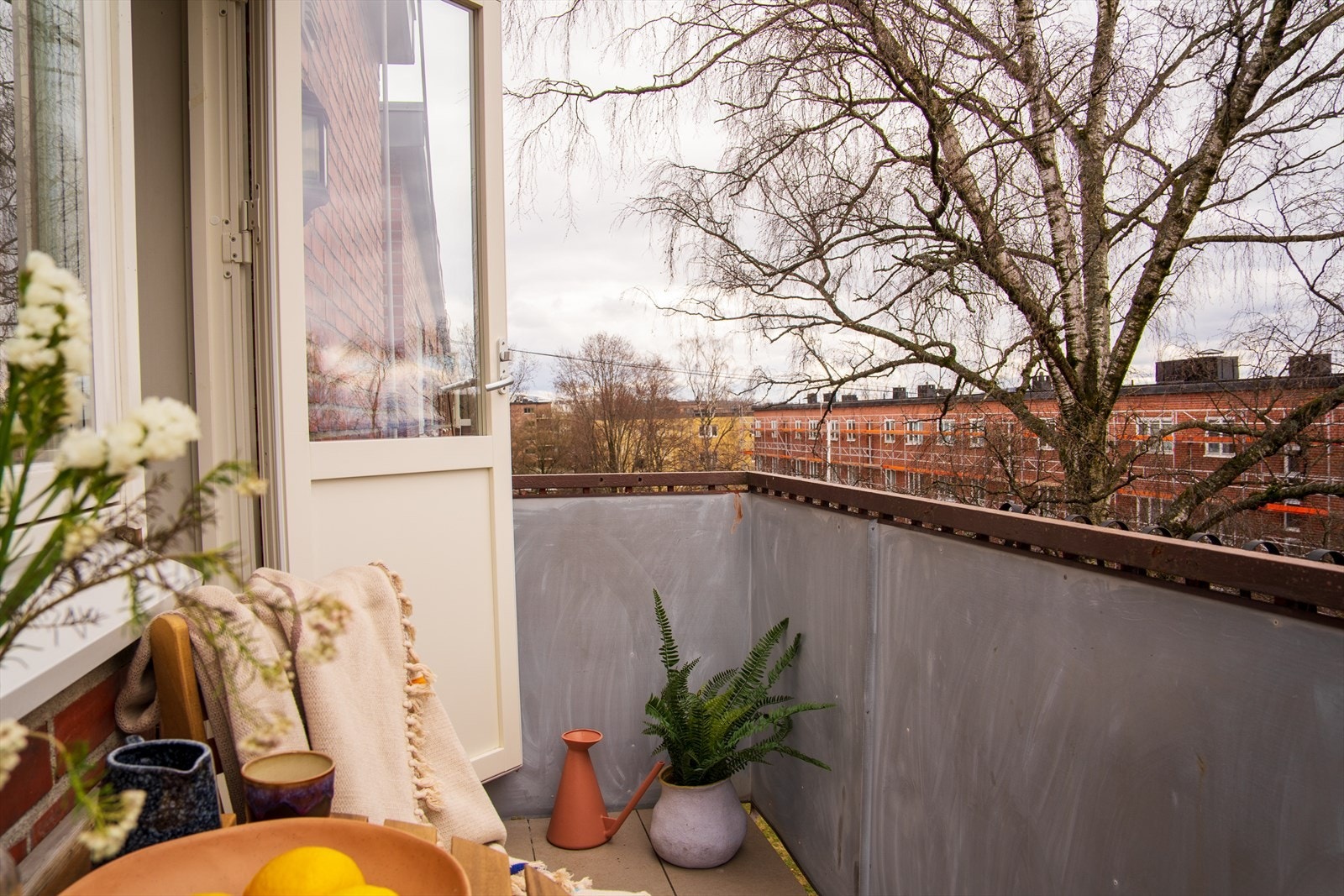 Balkongen har plass til eget utemøblement og grill. Galleribilde