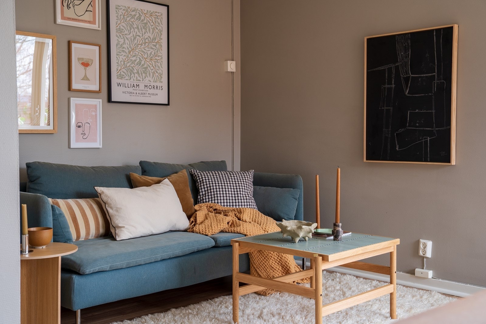 Her får du "alt" inkludert i felleskostnader, med både tv, internett, varmtvann og fyring. En større andel av felleskostnadene går til betjening av fellesgjeld. Galleribilde