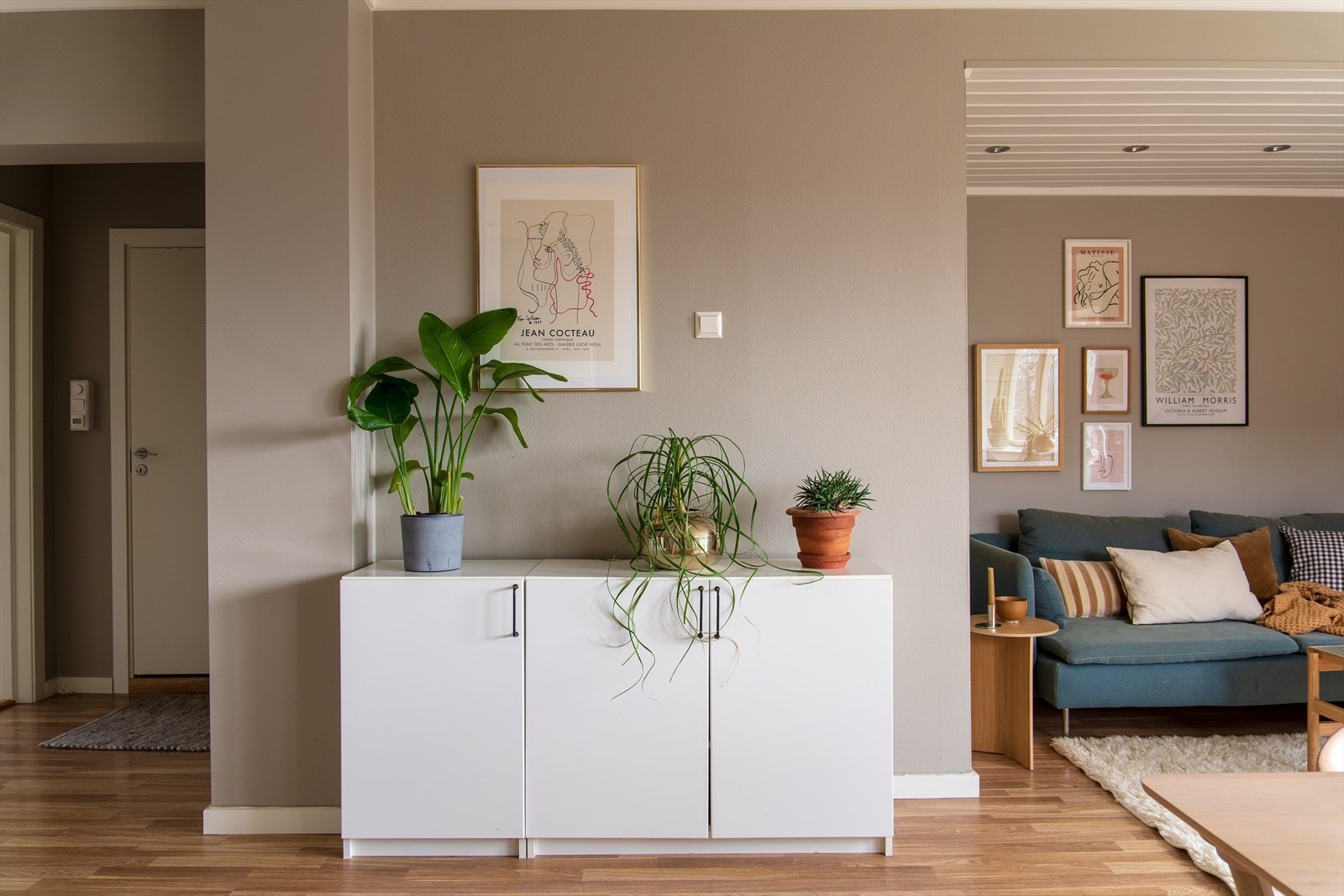 De duse fargene spiller godt mot hverandre, og skaper en god atmosfære i leiligheten. Galleribilde