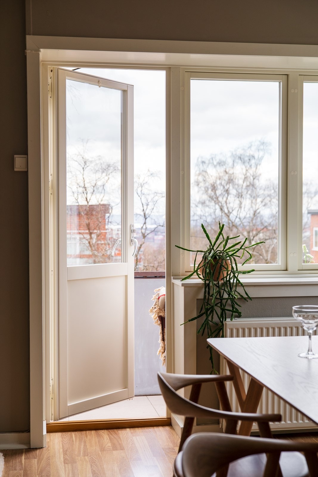 Leiligheten har åpen stue- og kjøkkenløsning, harmoniske fargevalg og store vinduer. Galleribilde