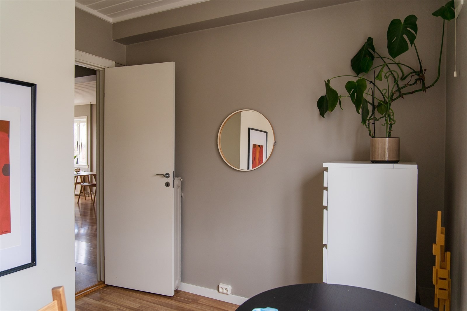 Rommet gir plass til seng og øvrig møblement. Galleribilde