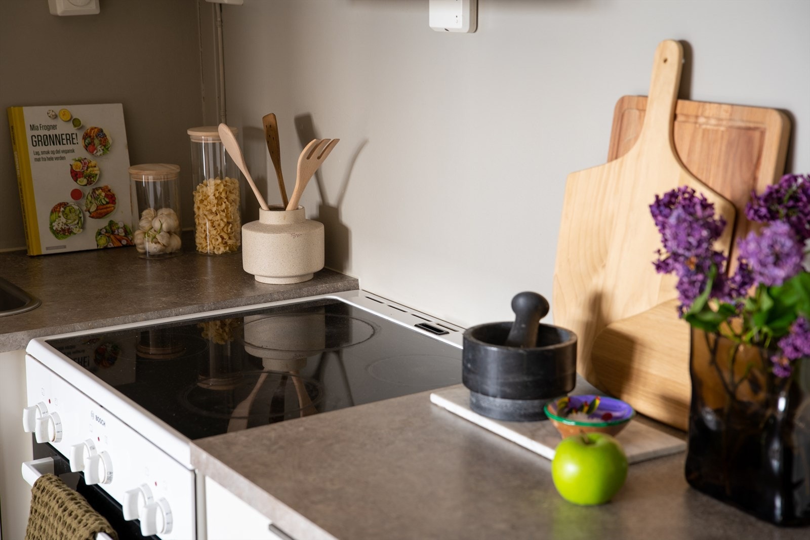 På kjøkkenet er det montert automatiske stoppekraner på både kaldt- og varmtvannstilførselen og vil stenge vannet automatisk ved en lekkasje på kjøkkenet. Galleribilde