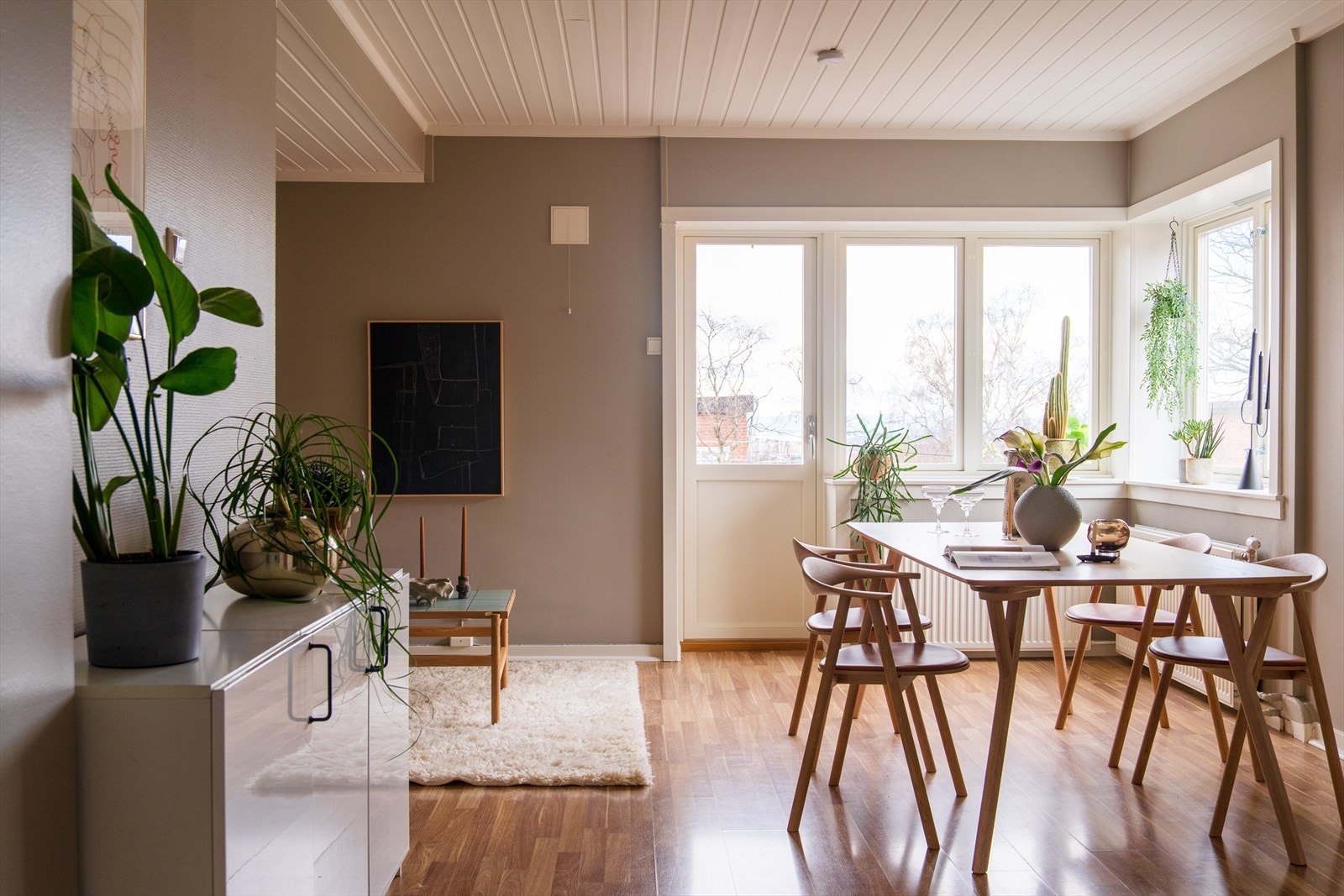 Velkommen til Knut Alvssons vei 33 - en lys gjennomgående og strøken 3-roms med solrik balkong Galleribilde