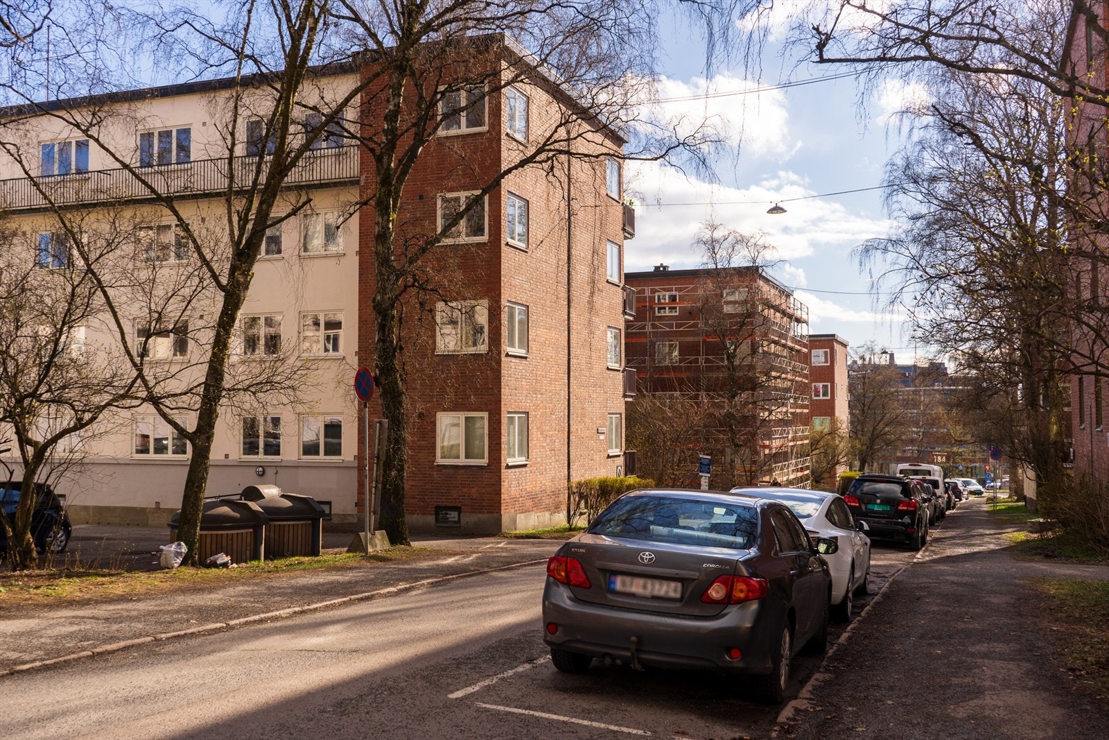 Beliggenheten er ypperlig for deg som ønsker å bo rolig og tilbaketrukket, men samtidig sentralt, med en unik tilgang til både sjø, natur og by. Galleribilde