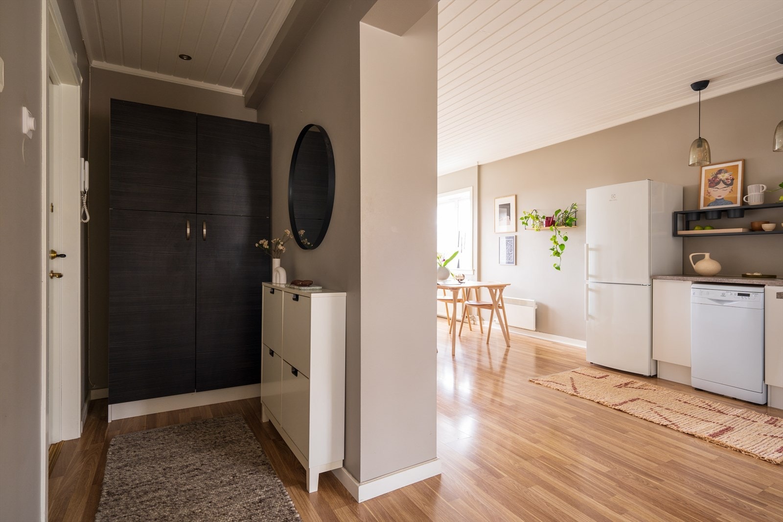 Entréen gir et godt førsteinntrykk av leiligheten! Her har du god plass til å henge fra deg yttertøyet i eget garderobeskap. Galleribilde