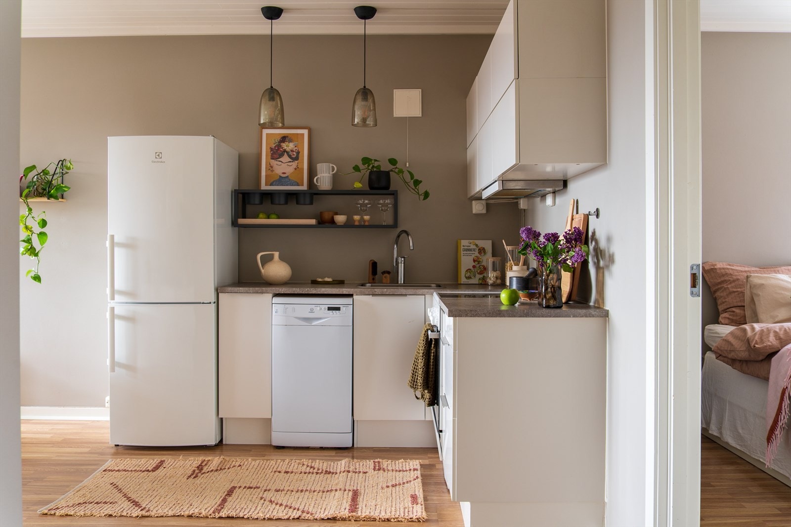 Innredningen består av slette fronter, laminert benkeplate og nedfelt stålkum. Over platetoppen er det montert en kjøkkenventilator med kullfilter som renser luften før den føres ut i kjøkkenrommet igjen. Galleribilde