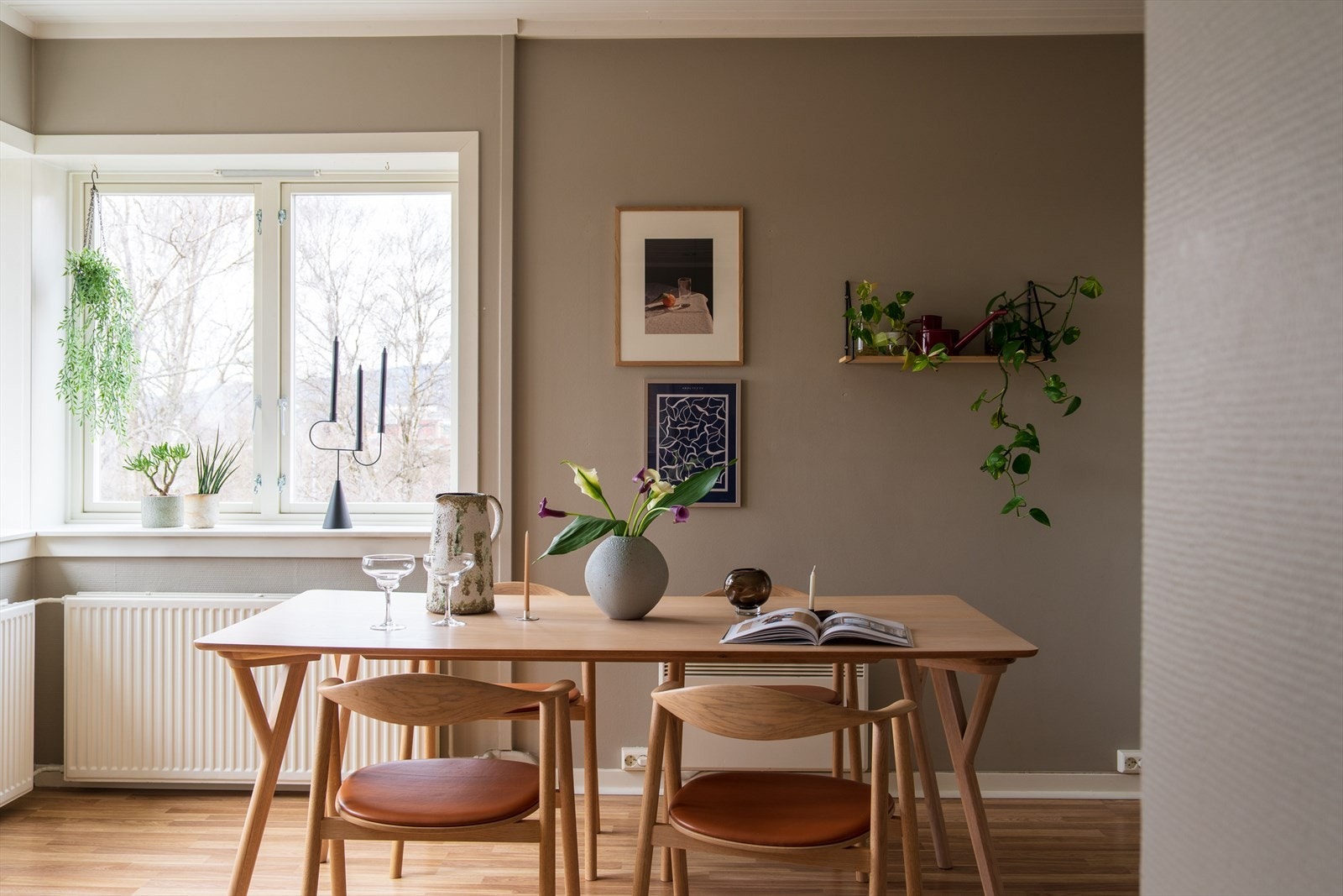 Nå har du muligheten til å sikre deg en lys, luftig og lekker leilighet med de fleste kvaliteter man kan ønske seg i en bolig. Galleribilde