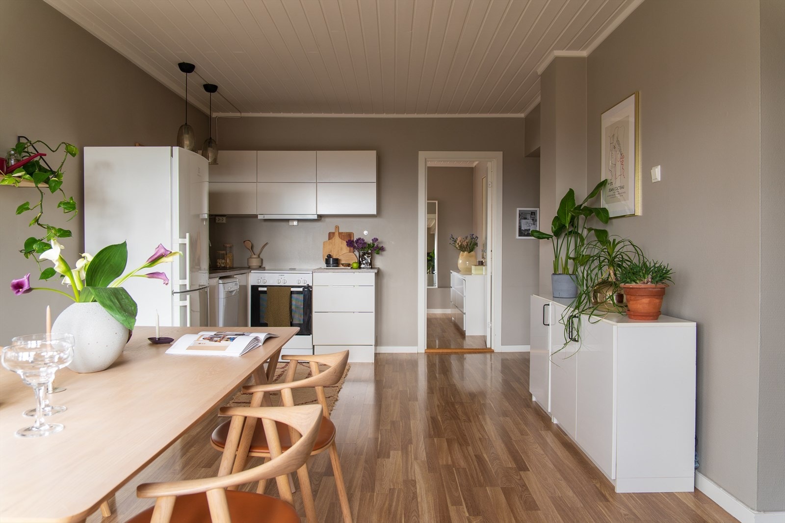 Kjøkken ble flyttet fra det som nå er det minste soverommet og ut i stuen i 2016/2017. Galleribilde