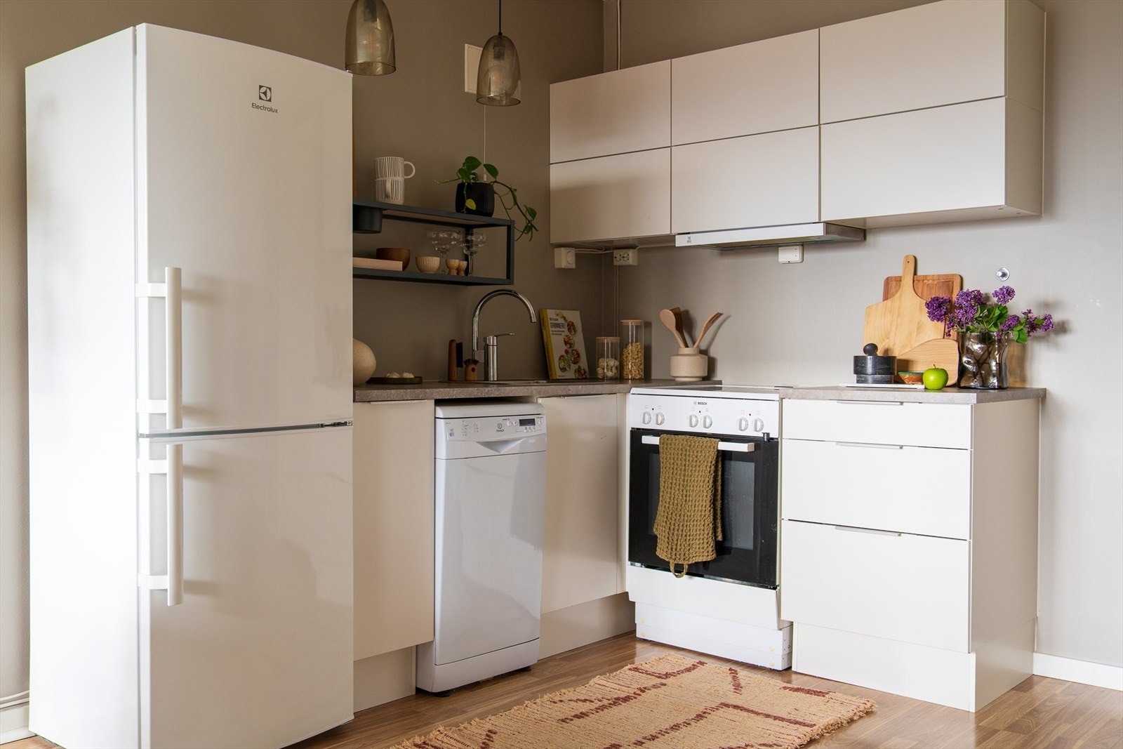 I innredningen er det laget nisje til komfyr, kjøleskap og smal oppvaskmaskin. Galleribilde