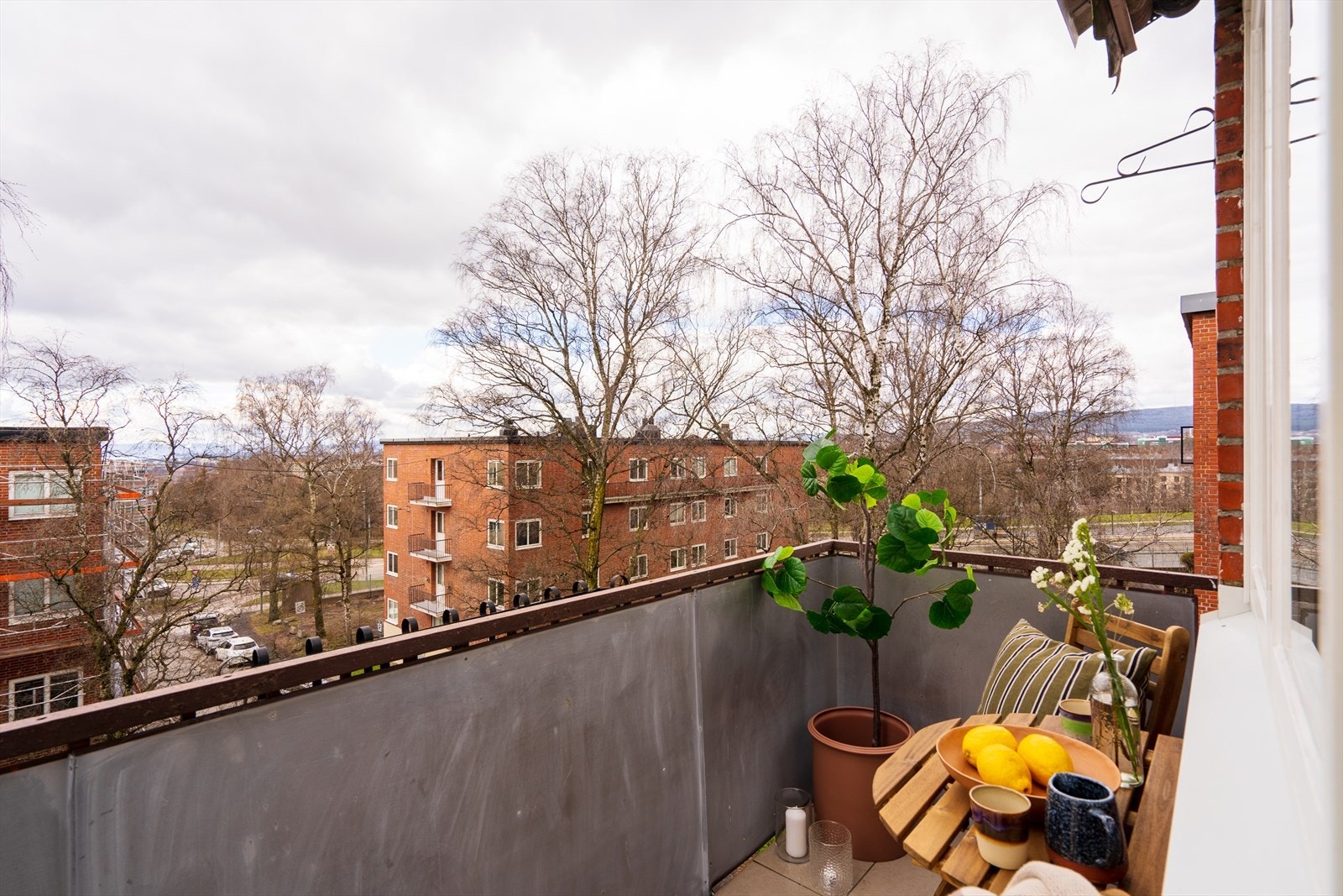 Den luftige beliggenheten i fjerde etasje, gir fri utsikt over det trivelige nærområdet. Galleribilde