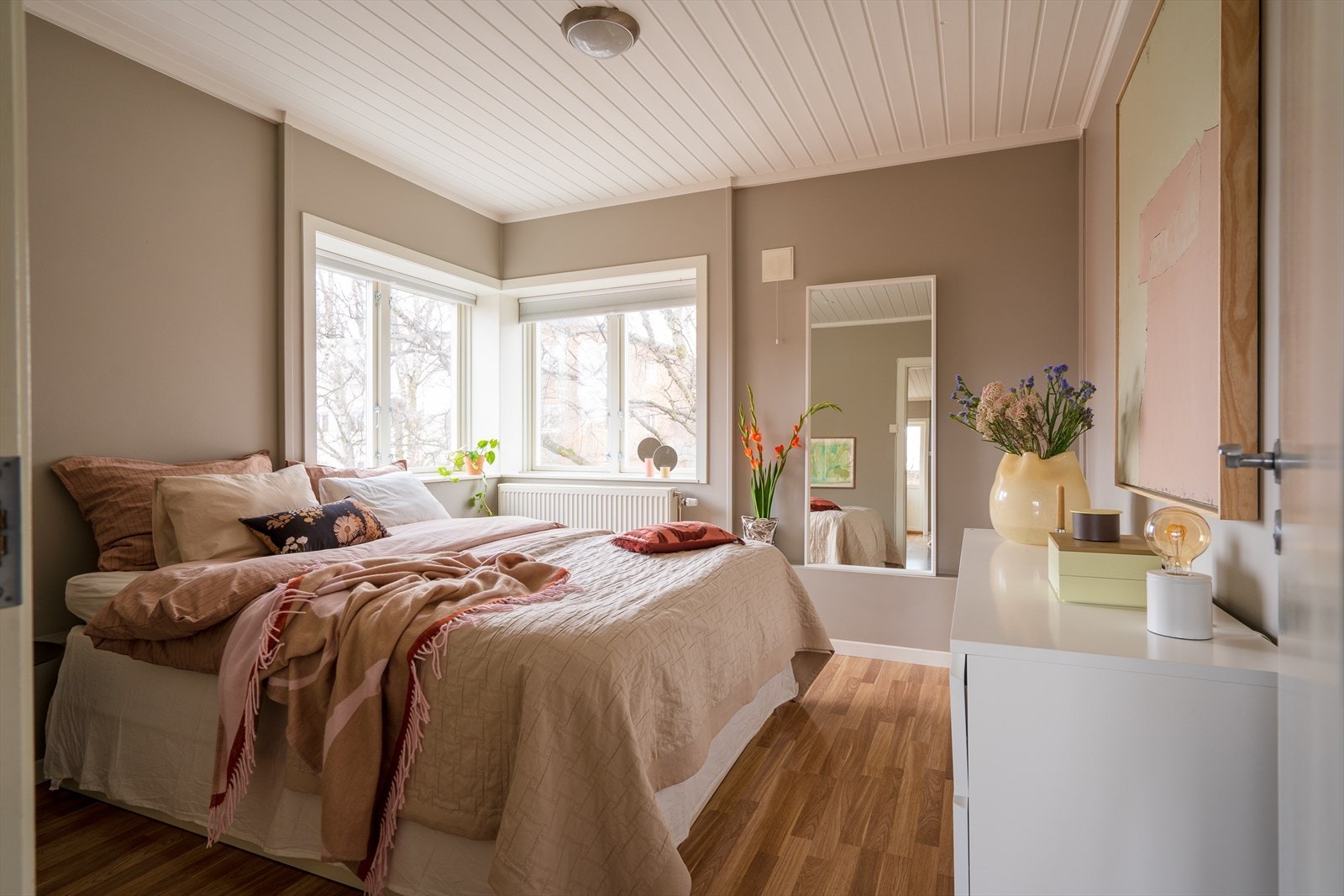 Hovedsoverommet er romslig med god plass til dobbeltseng, nattbord og garderobe. Galleribilde