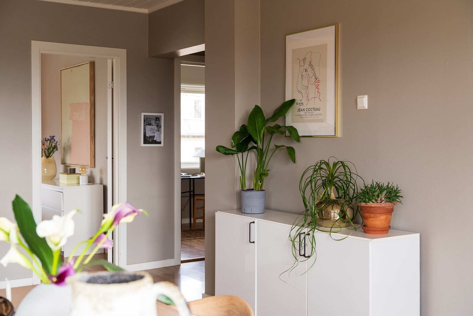 De duse, behagelige tonene er gjennomgående for leiligheten. Galleribilde