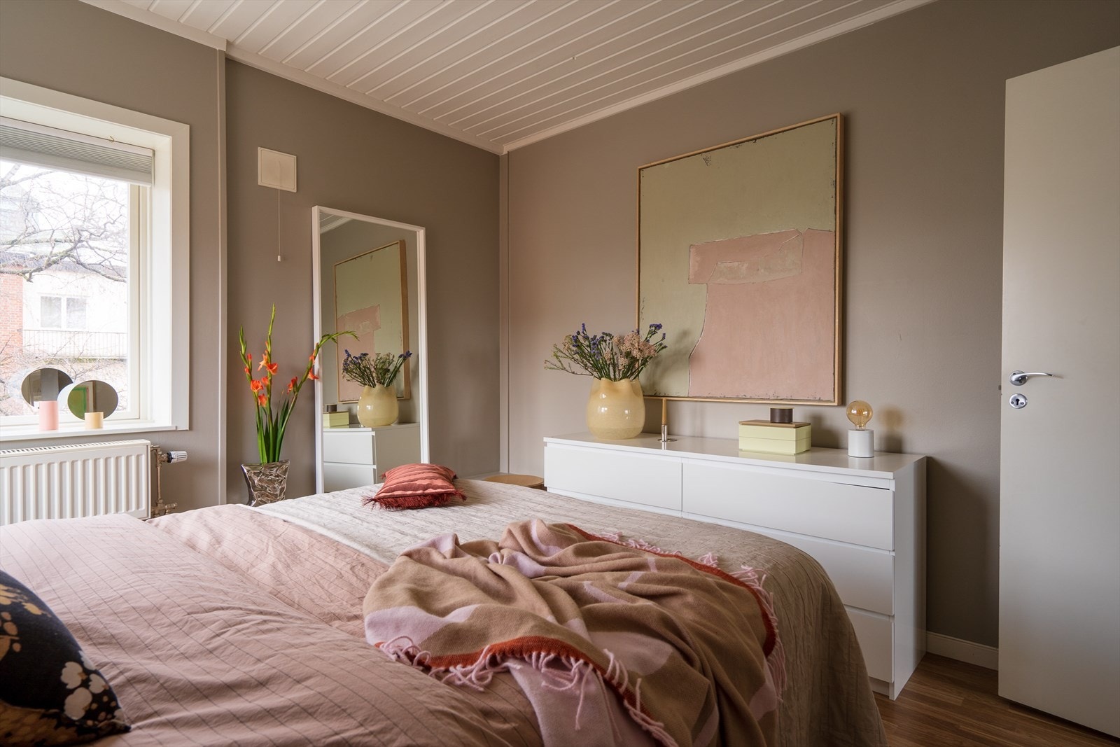 Viduene gir rikelig med naturlig lysinnslipp. Vinduene er utstyrt med plisségardiner, slik at lyset kan stenges ute på kveldstid. Galleribilde