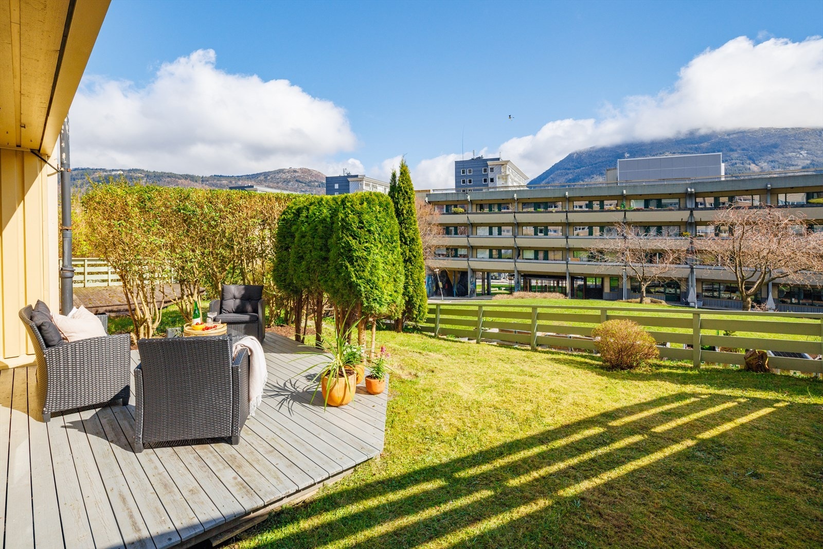 Herlig uteområde med terrasse og grøntareal - flott utsikt mot både Fløyen og Ulriken! Galleribilde