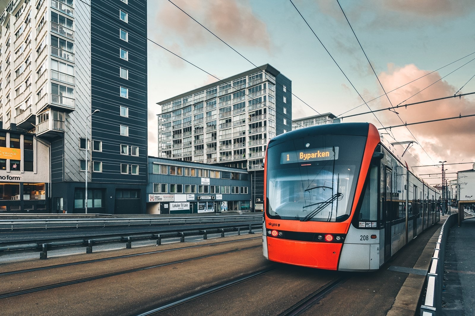 Kun få minutters gange til bybane på Danmarksplass med hyppige avganger til sentrum og i retning Flesland Galleribilde