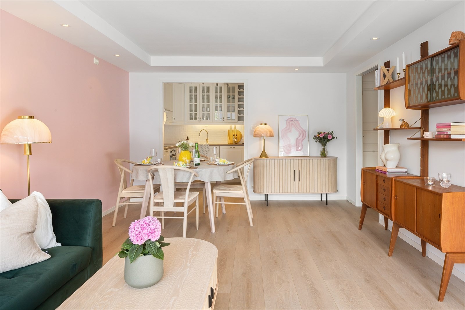 Her er det god plass til å innrede med både sofa- og spisegruppe Galleribilde