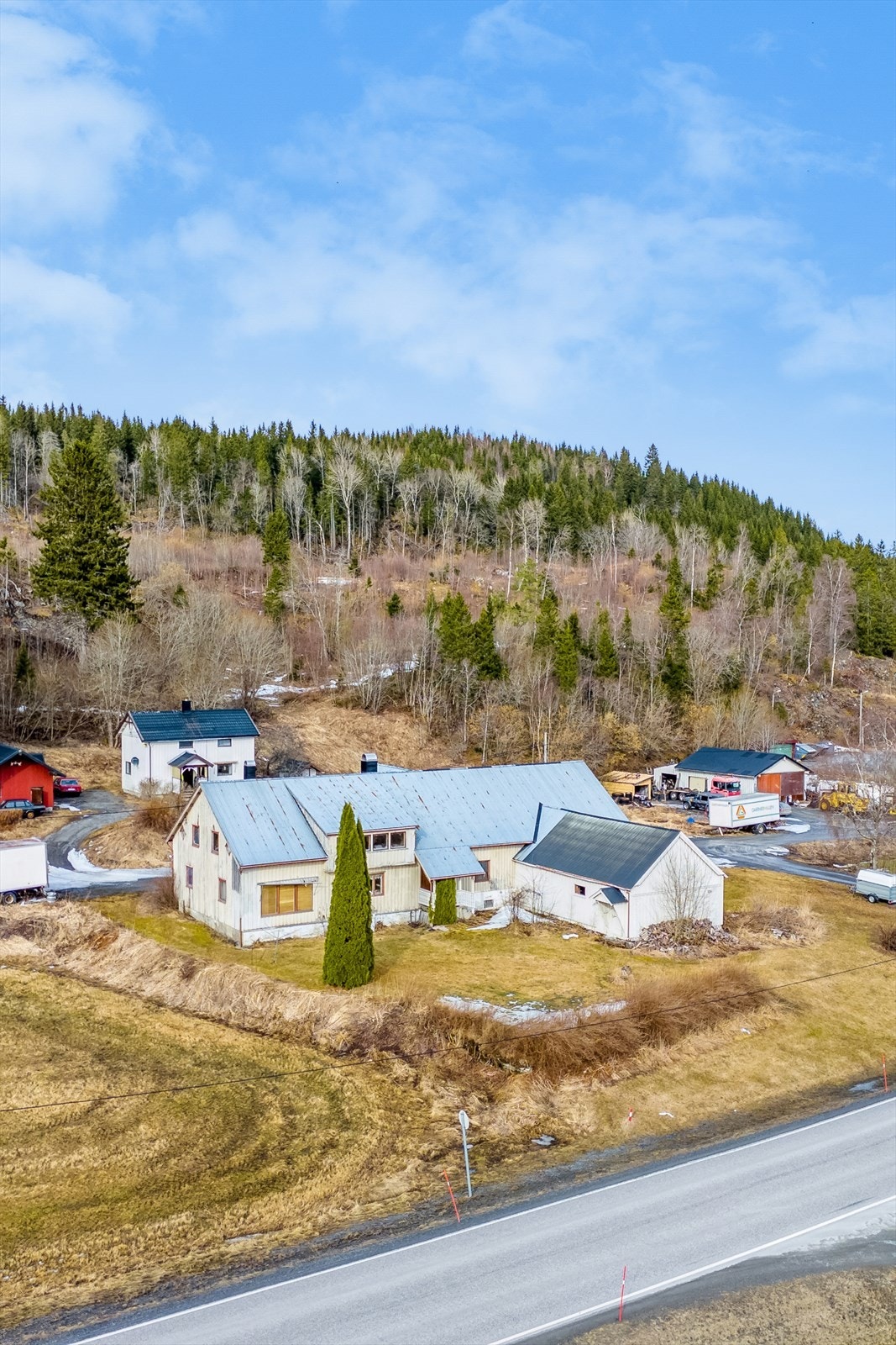 Oversiktsbilde av bebyggelse og tomt Galleribilde