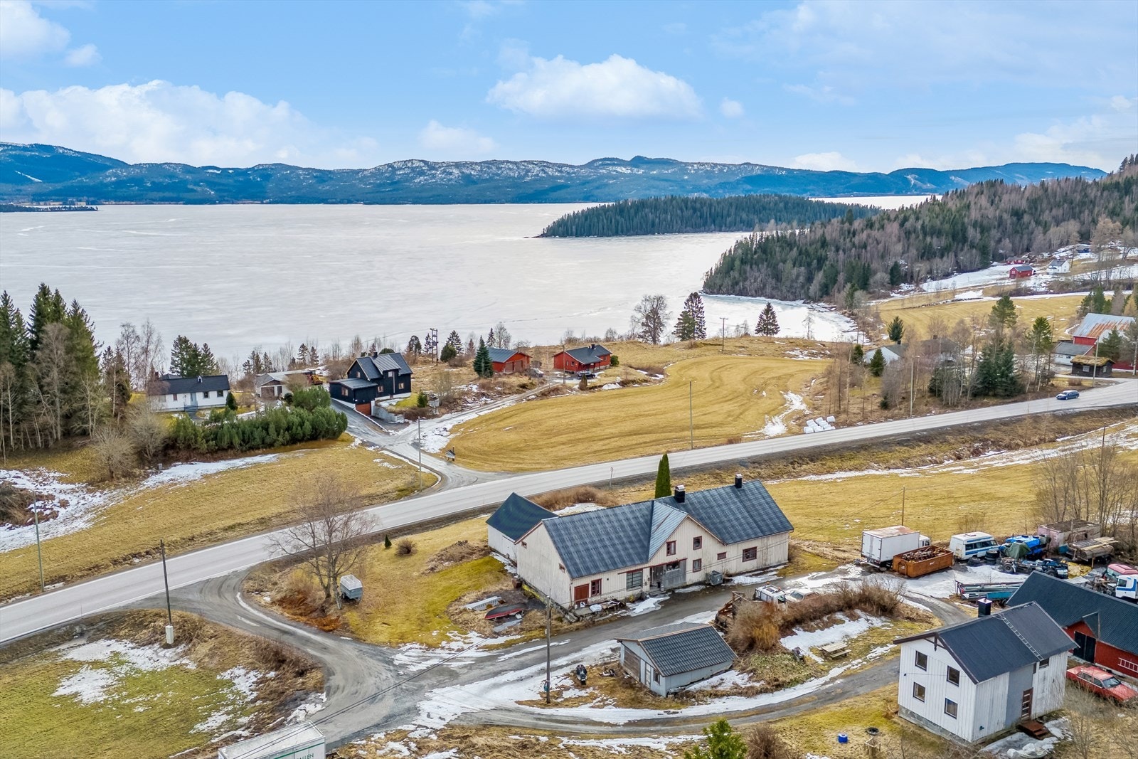 Pen utsikt ut over Snåsavatnet og omkringliggende landområder Galleribilde