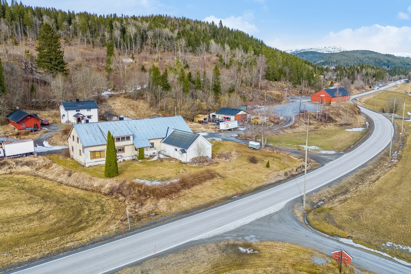 Velkommen til Kvamsvegen 3374 - En bolig med behov for renovering og omtanke Galleribilde