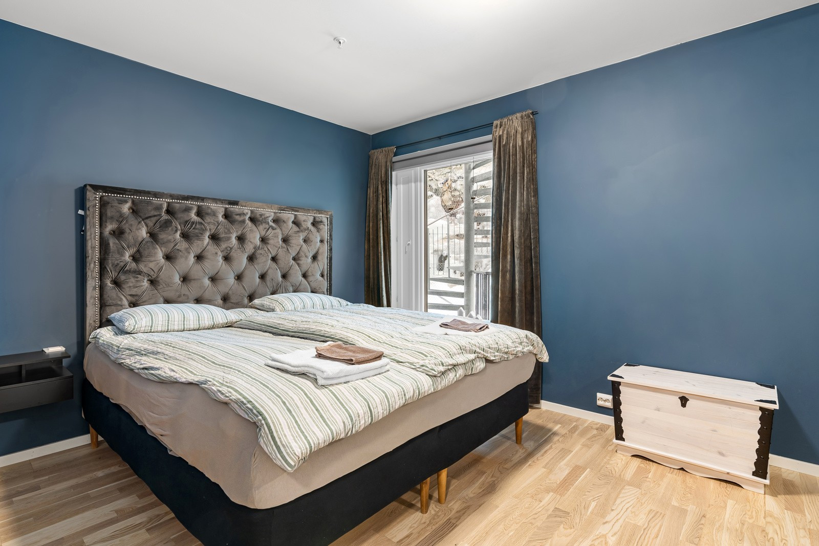 På soverommet har du plass til stor seng, tilhørende nattbord og klesoppbevaring.