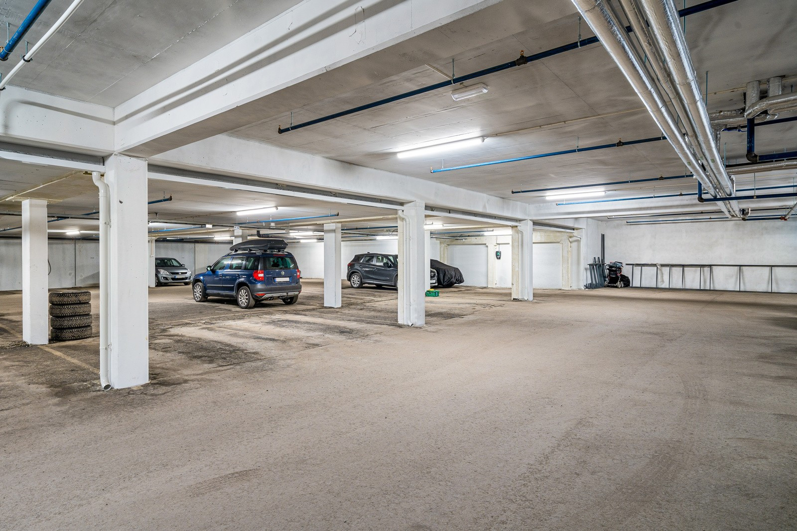 Fast parkering i felles garasjeanlegg. Det finnes også gjesteparkering i tilknytning til garasjeanlegget.