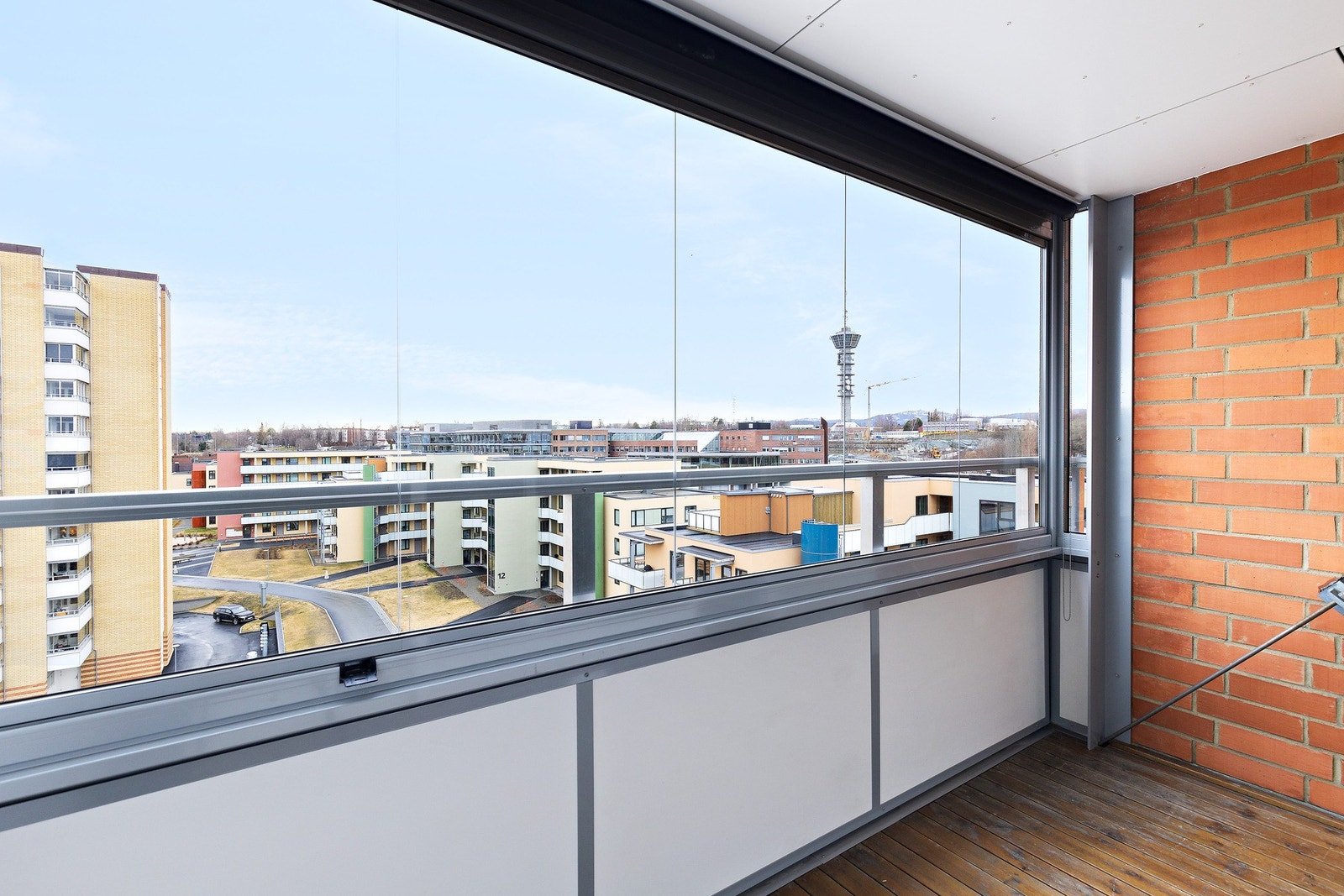 I naturlig forlengelse av stuen har du en flott, innglasset balkong vendt mot sydvest. Galleribilde