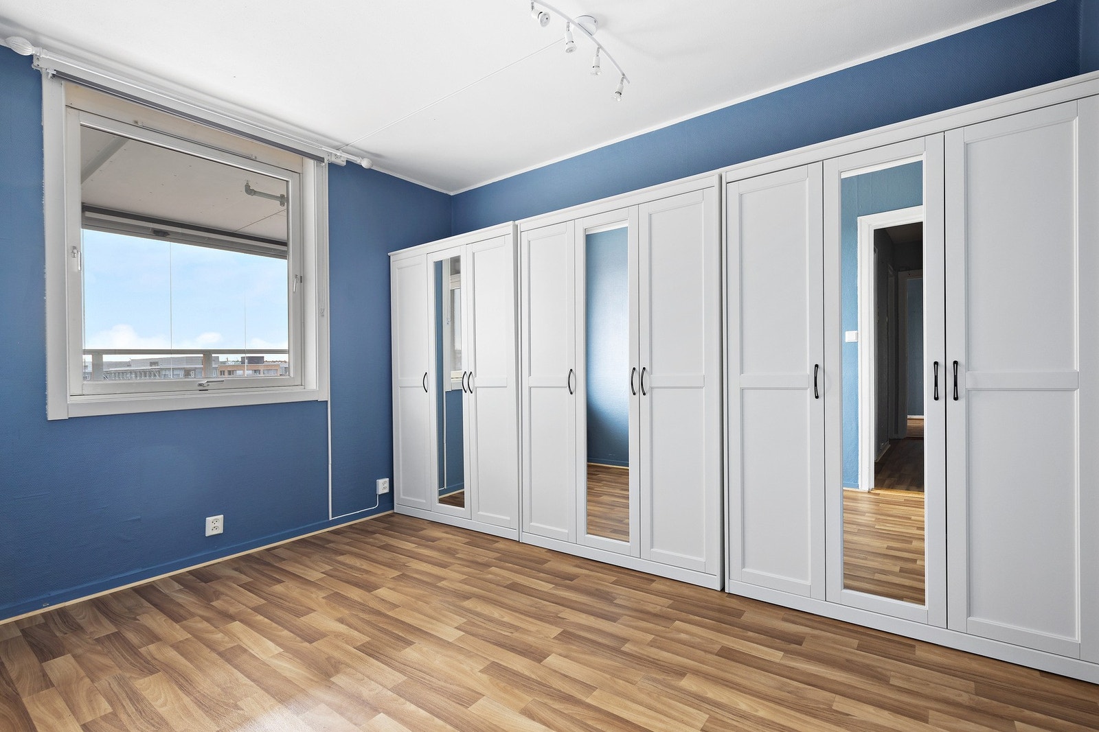 God lagringsplass i garderobe og plass til stor seng. Soverom 2 på 10,5 kvm. Galleribilde