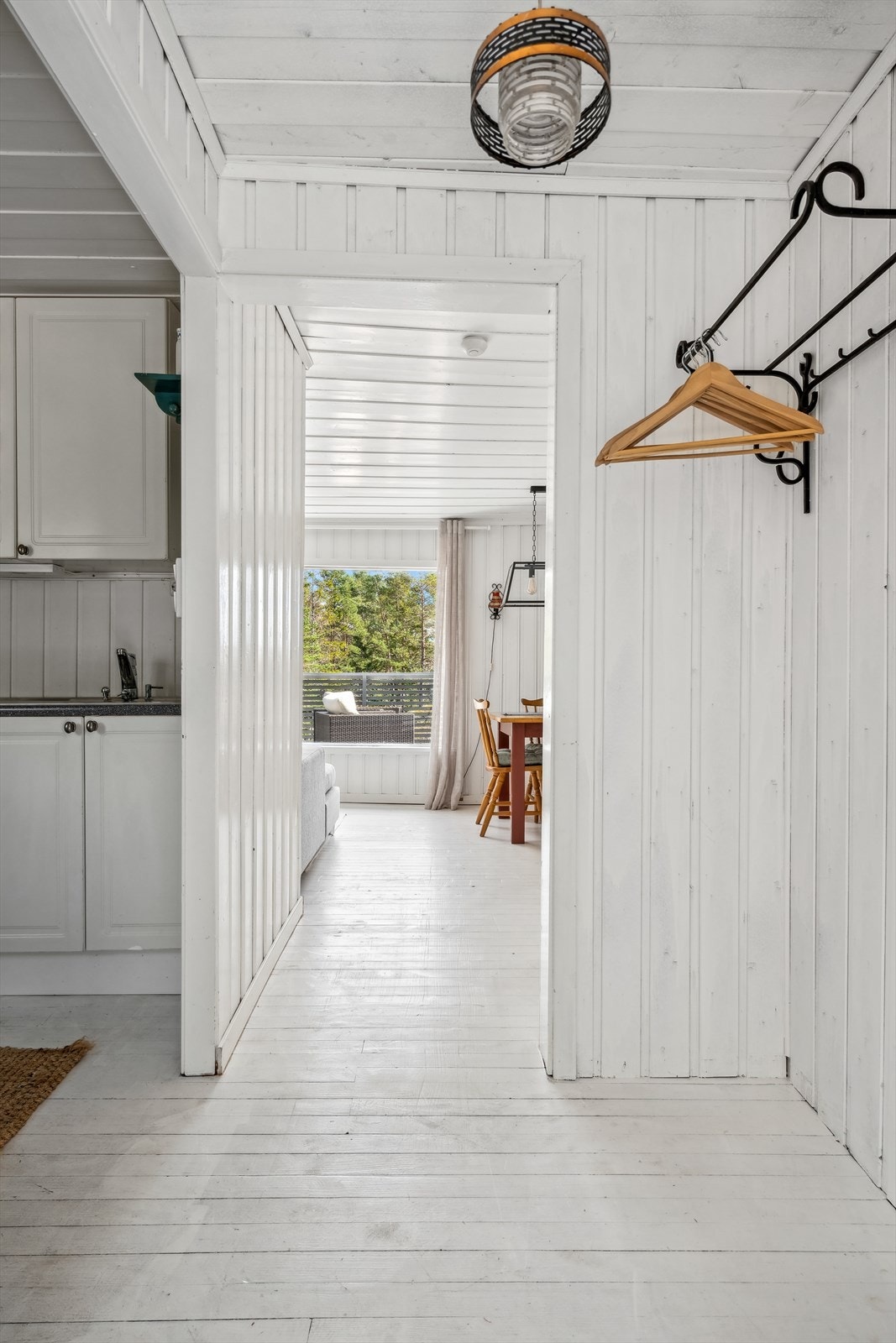 Fra inngangsdøren kommer man inn i entréen med god plass til å henge fra seg yttertøy. Galleribilde