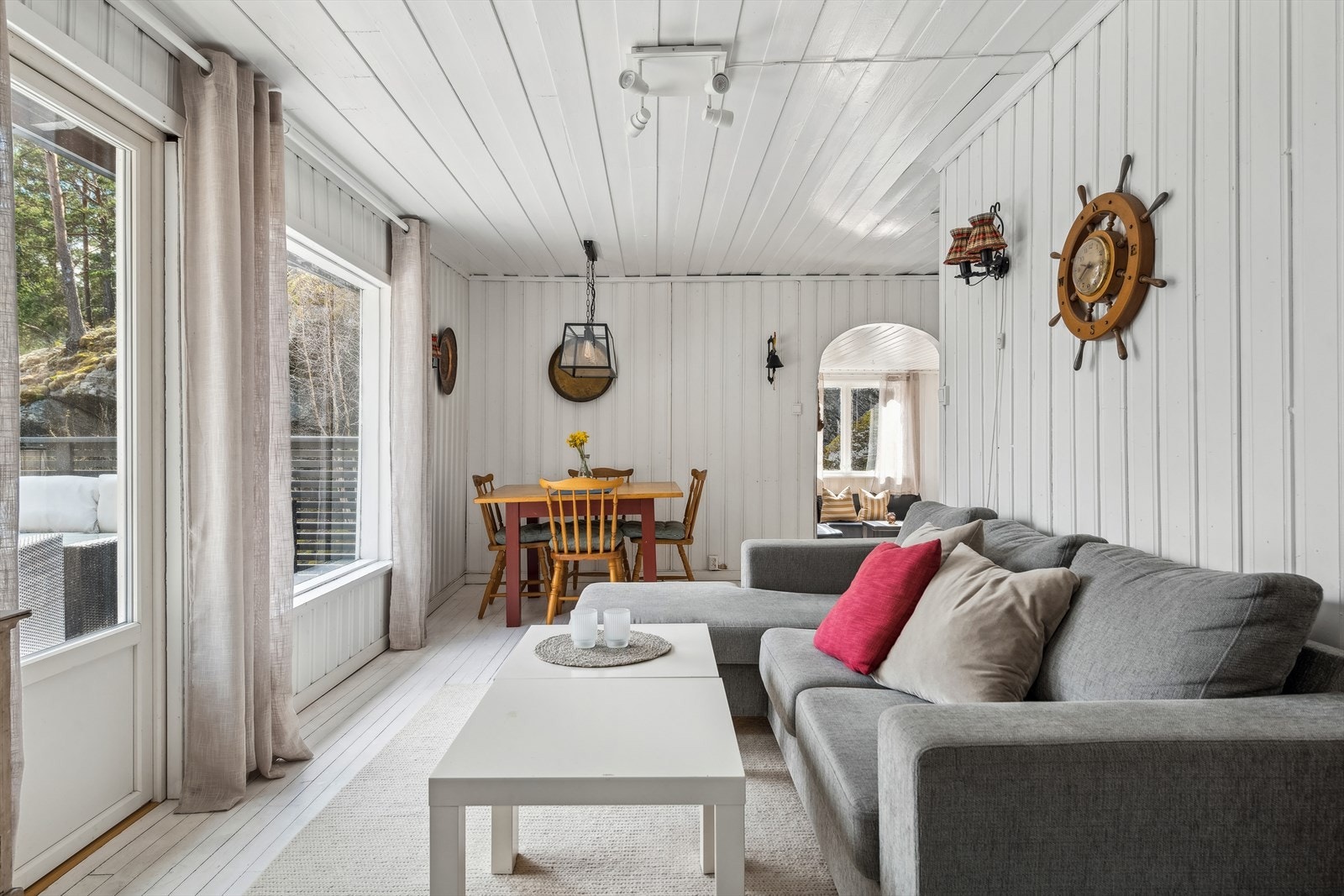 Fra stuen er det direkte utgang til veranda Galleribilde