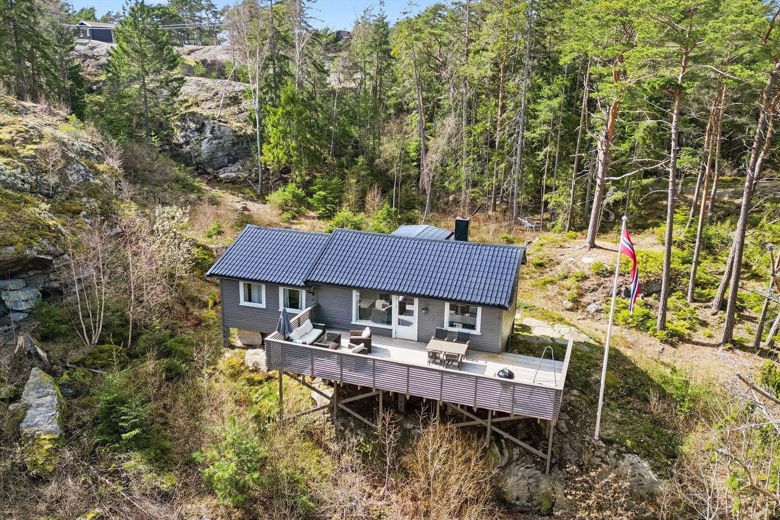 Eiendommen består av naturtomt og vegetasjon. Her bor du usjenert til uten innsyn. Galleribilde
