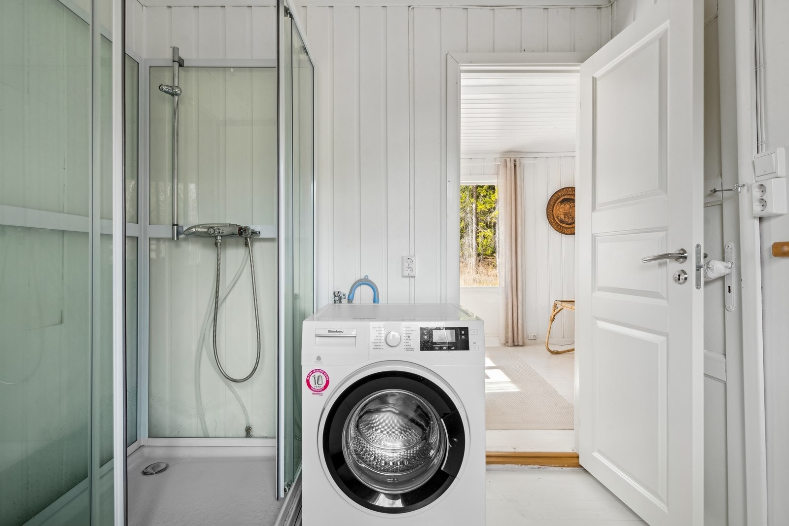 Det er opplegg for vaskemaskin på badet. Galleribilde