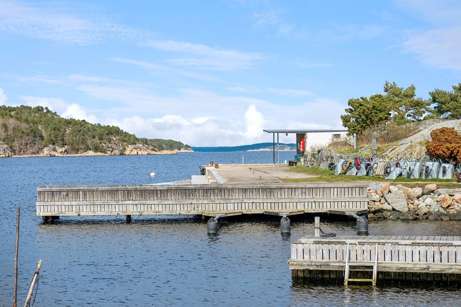 Ferjetilbudet til og fra Søndre Sandøy er bra med hyppige
avganger og det er innført gratis ferje. Galleribilde